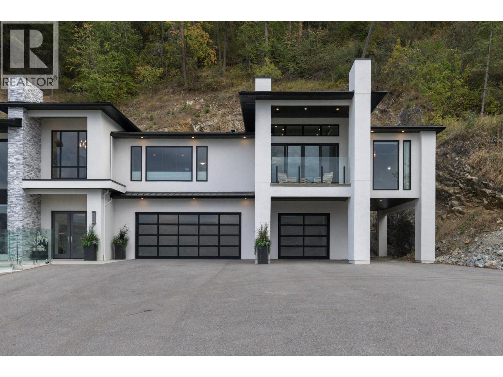  112 Sunset Boulevard, Vernon