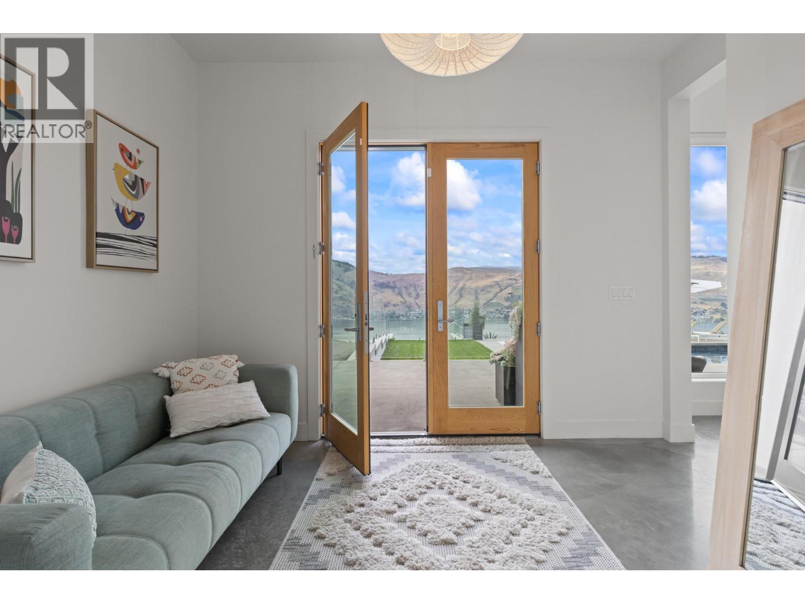  112 Sunset Boulevard, Vernon