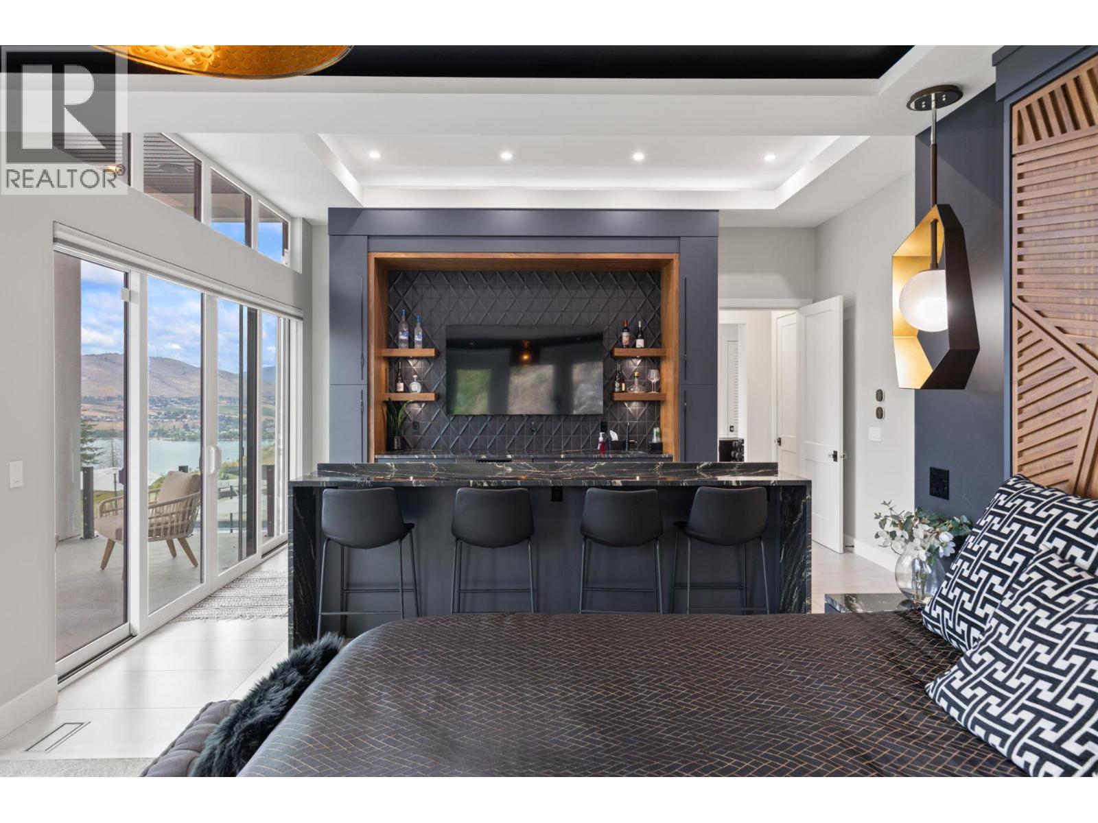  112 Sunset Boulevard, Vernon