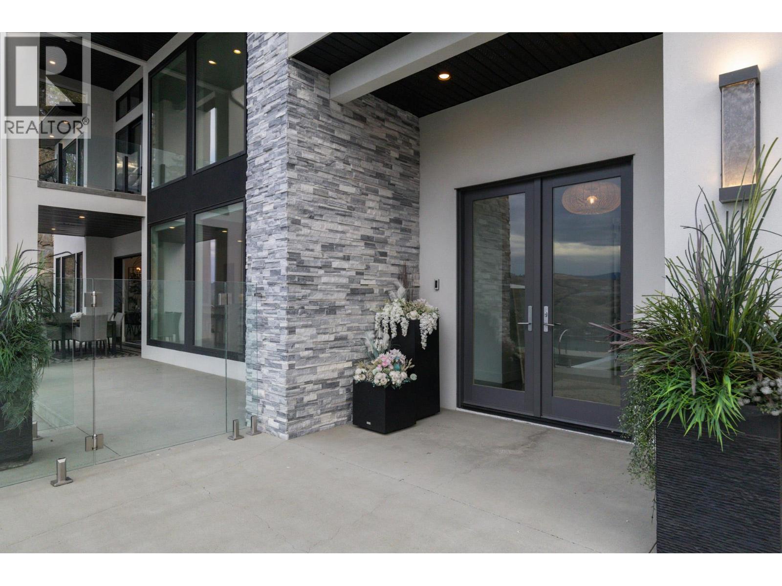  112 Sunset Boulevard, Vernon