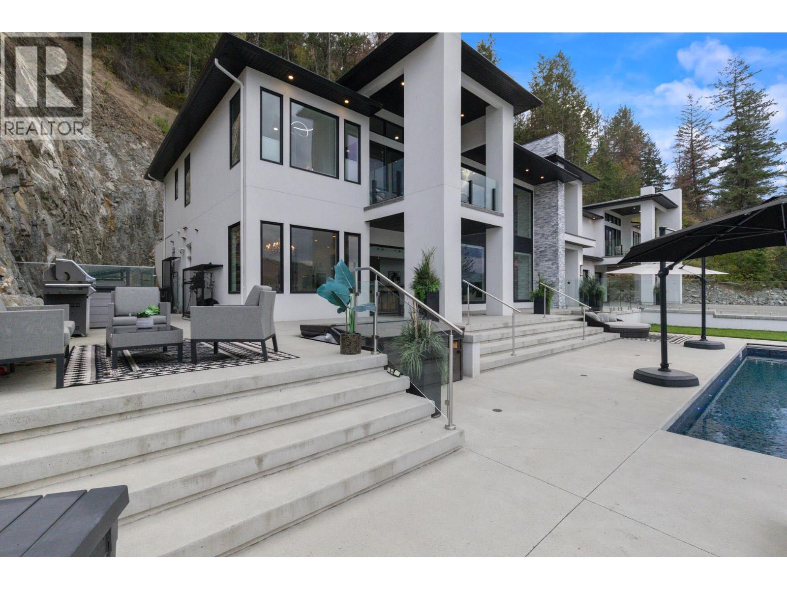  112 Sunset Boulevard, Vernon