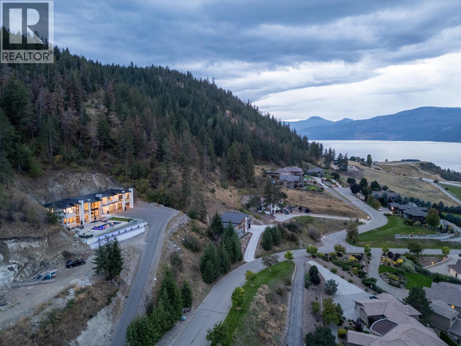  112 Sunset Boulevard, Vernon