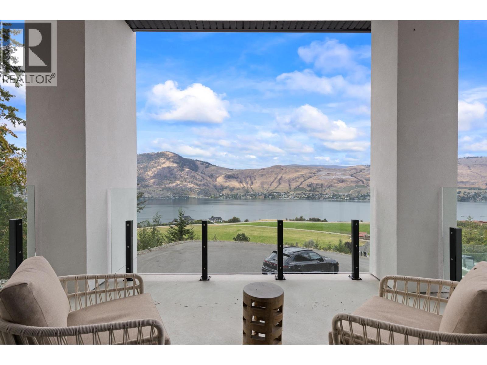  112 Sunset Boulevard, Vernon