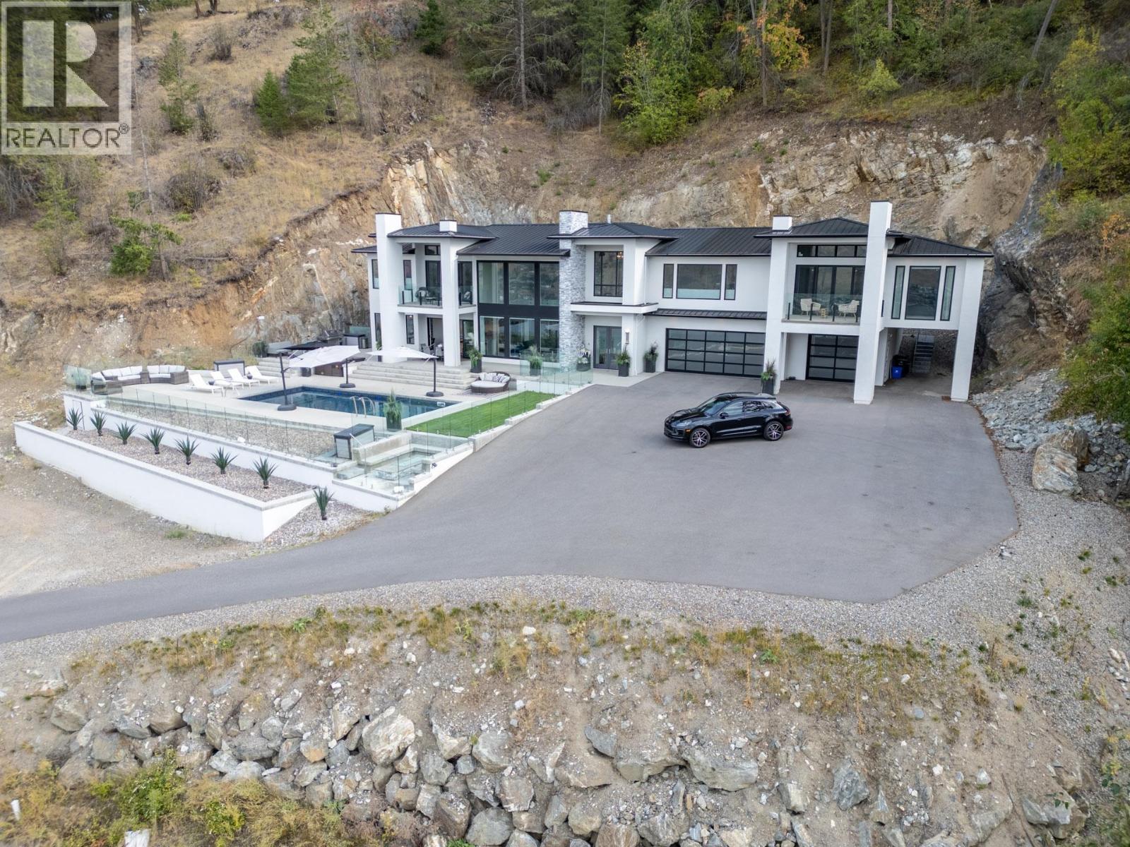  112 Sunset Boulevard, Vernon