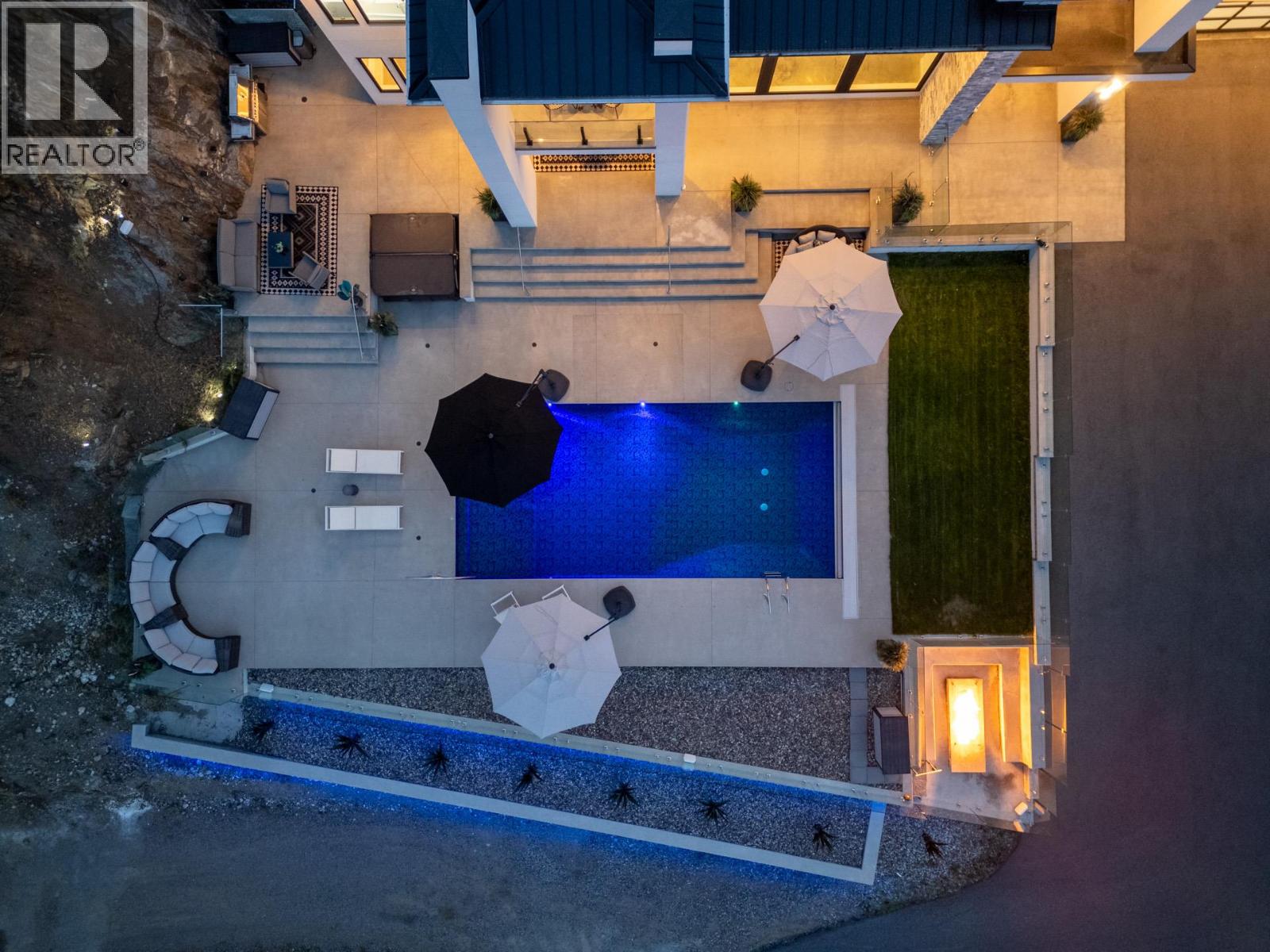  112 Sunset Boulevard, Vernon