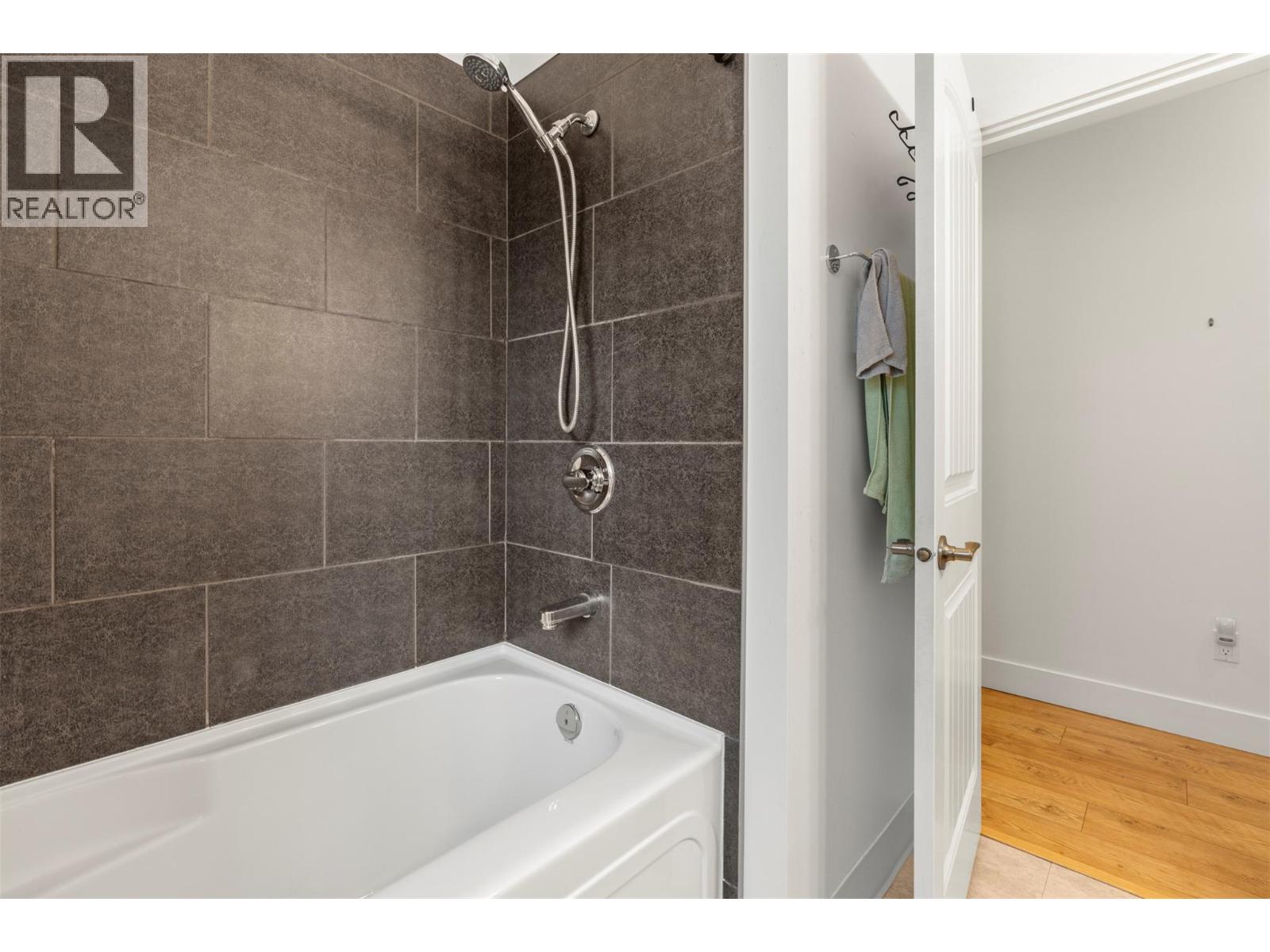  205 Falcon Avenue, Vernon