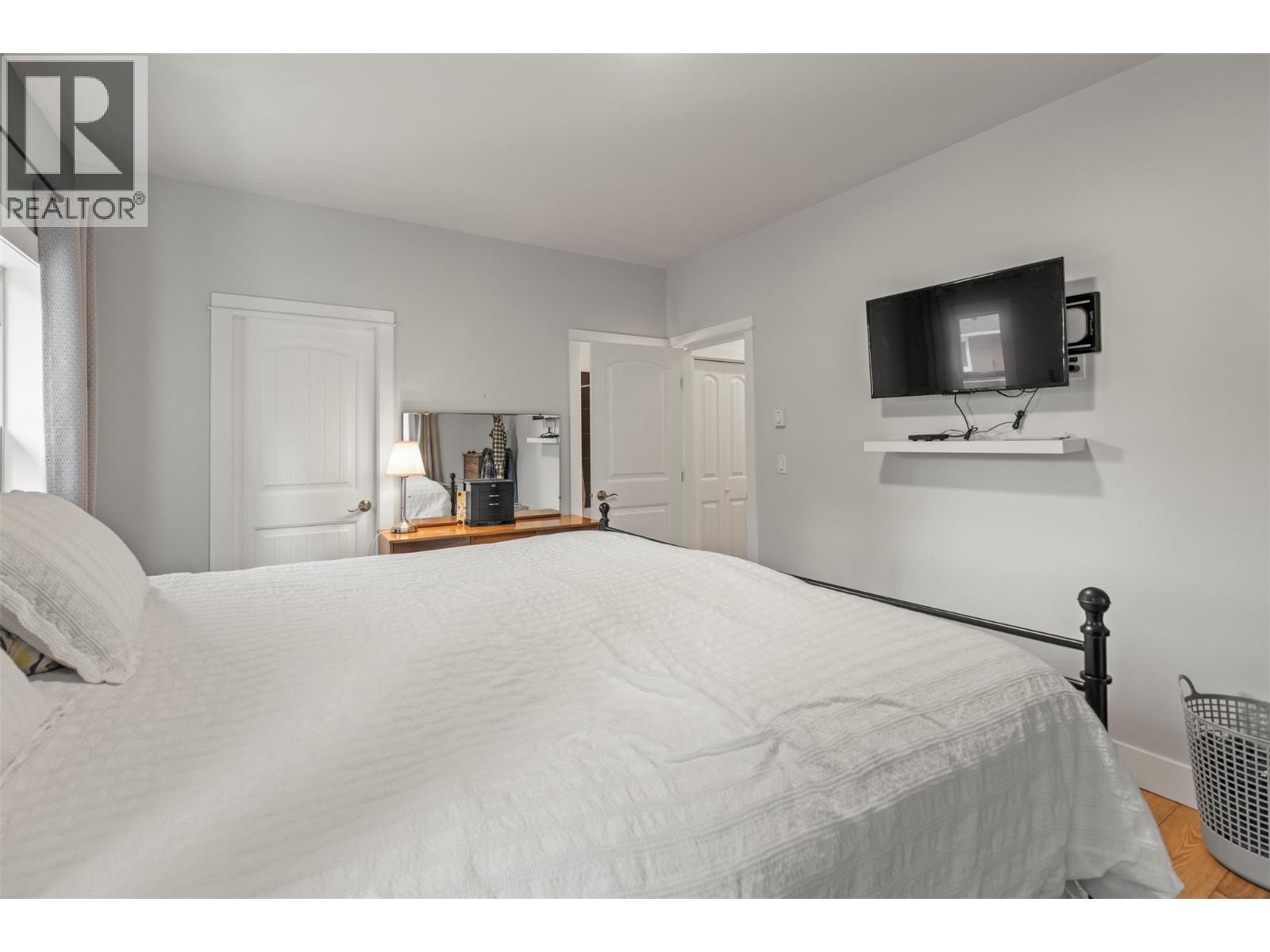  205 Falcon Avenue, Vernon