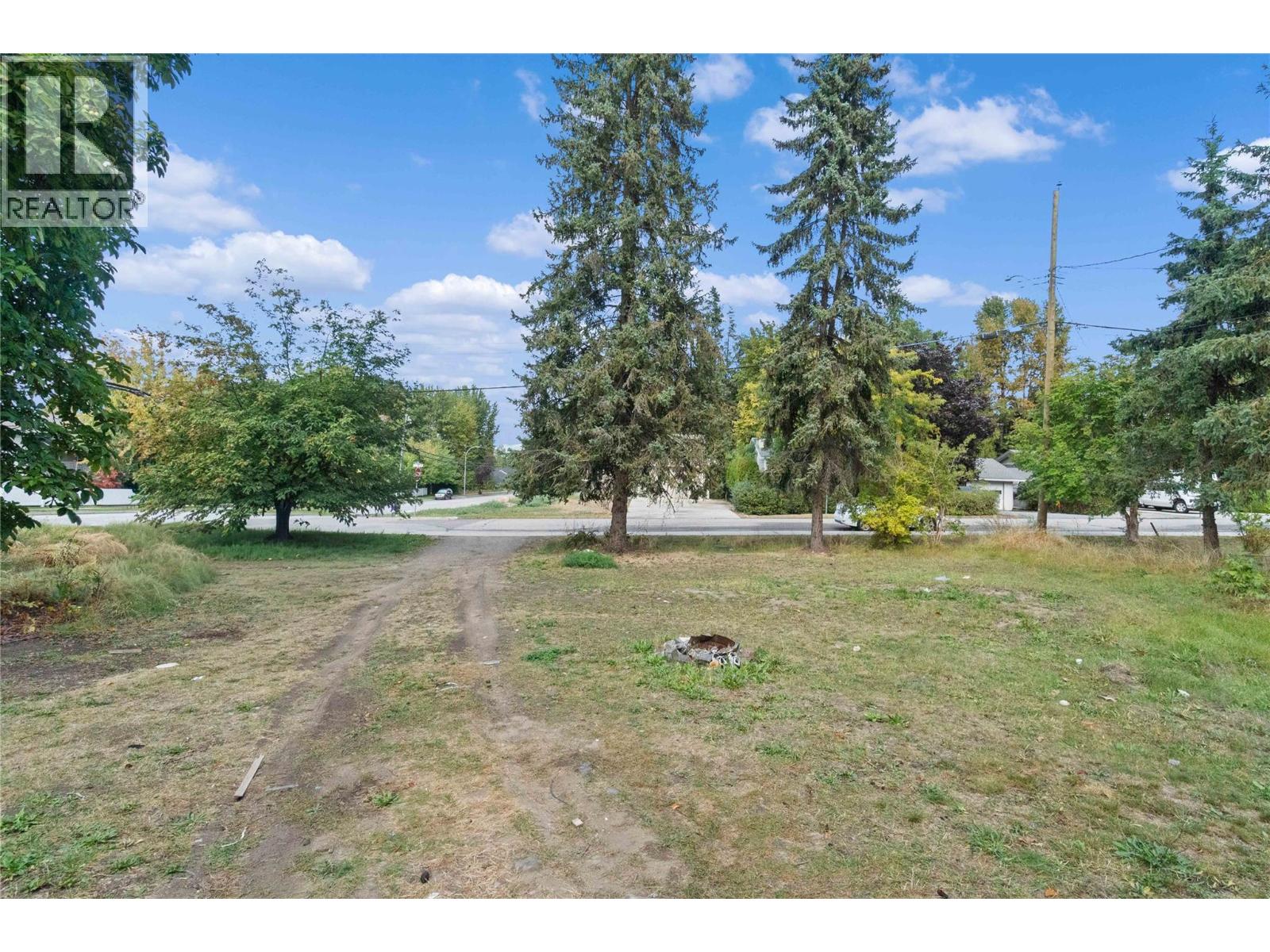 2030 1 Avenue, Salmon Arm