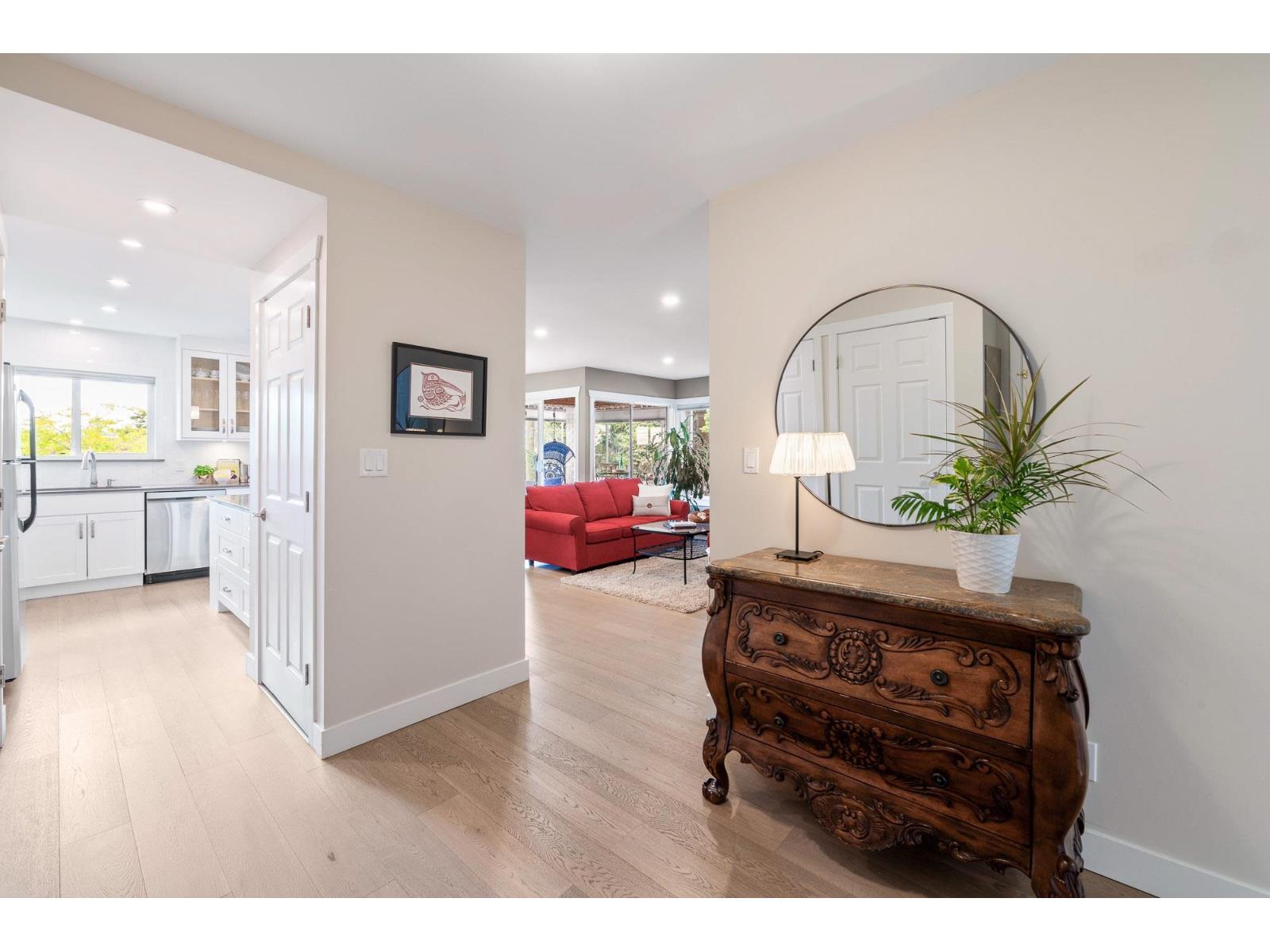 305 1390 MARTIN STREET, White Rock