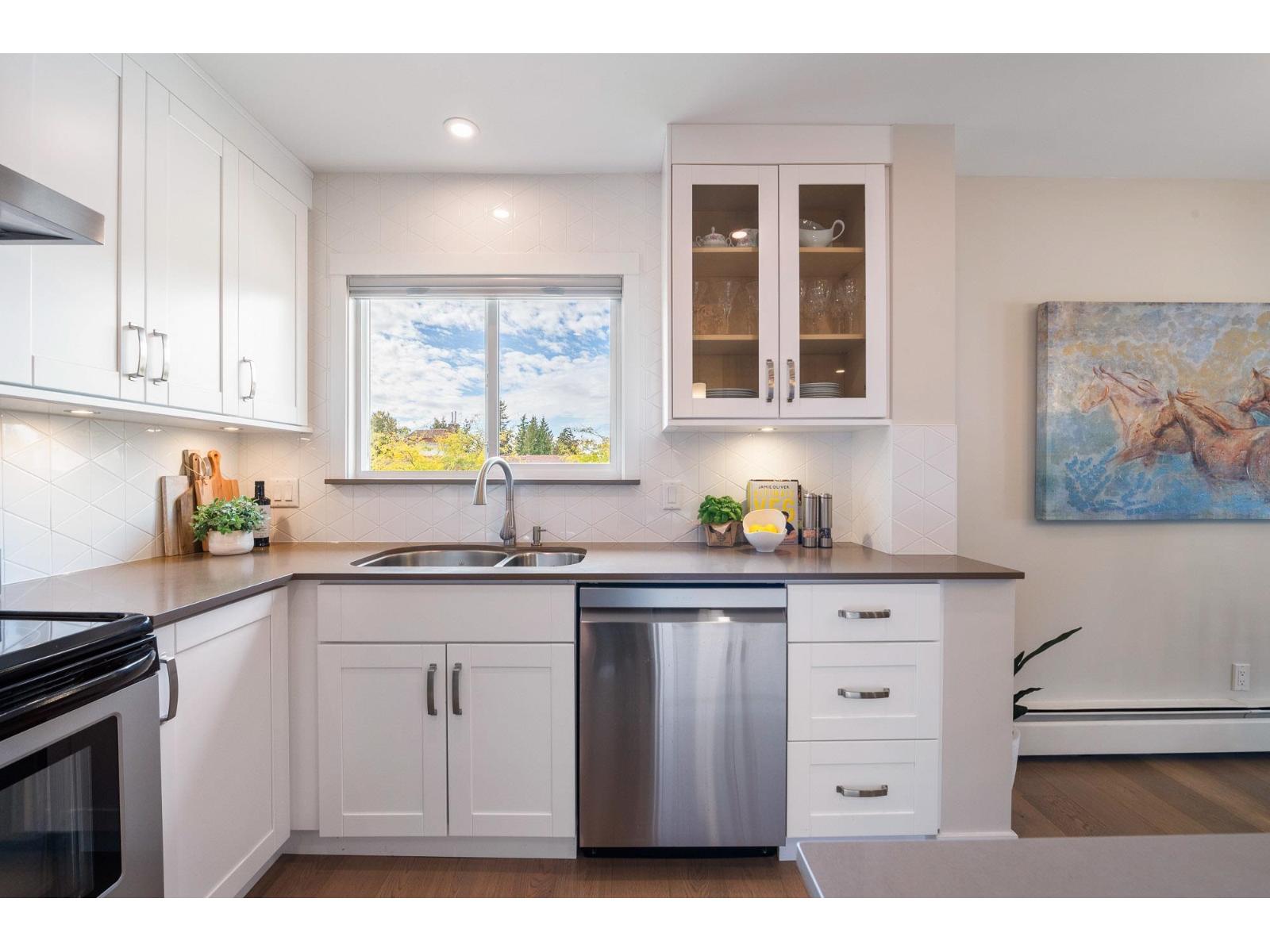 305 1390 MARTIN STREET, White Rock