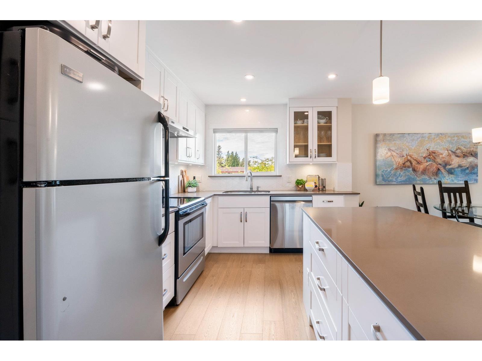 305 1390 MARTIN STREET, White Rock