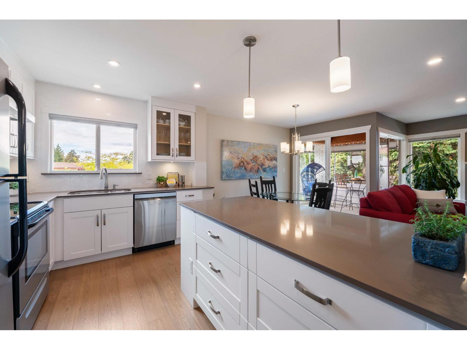 305 1390 MARTIN STREET, White Rock