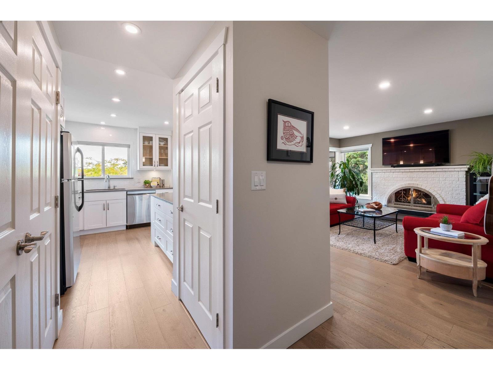 305 1390 MARTIN STREET, White Rock