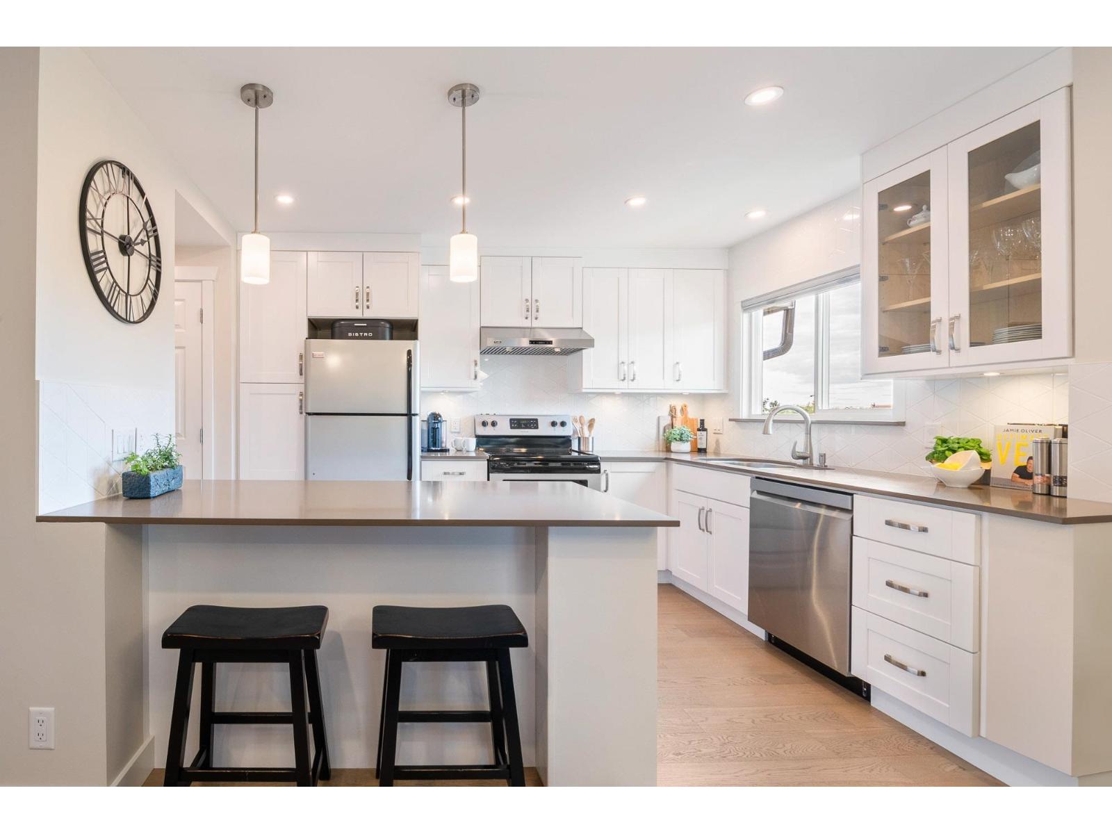 305 1390 MARTIN STREET, White Rock