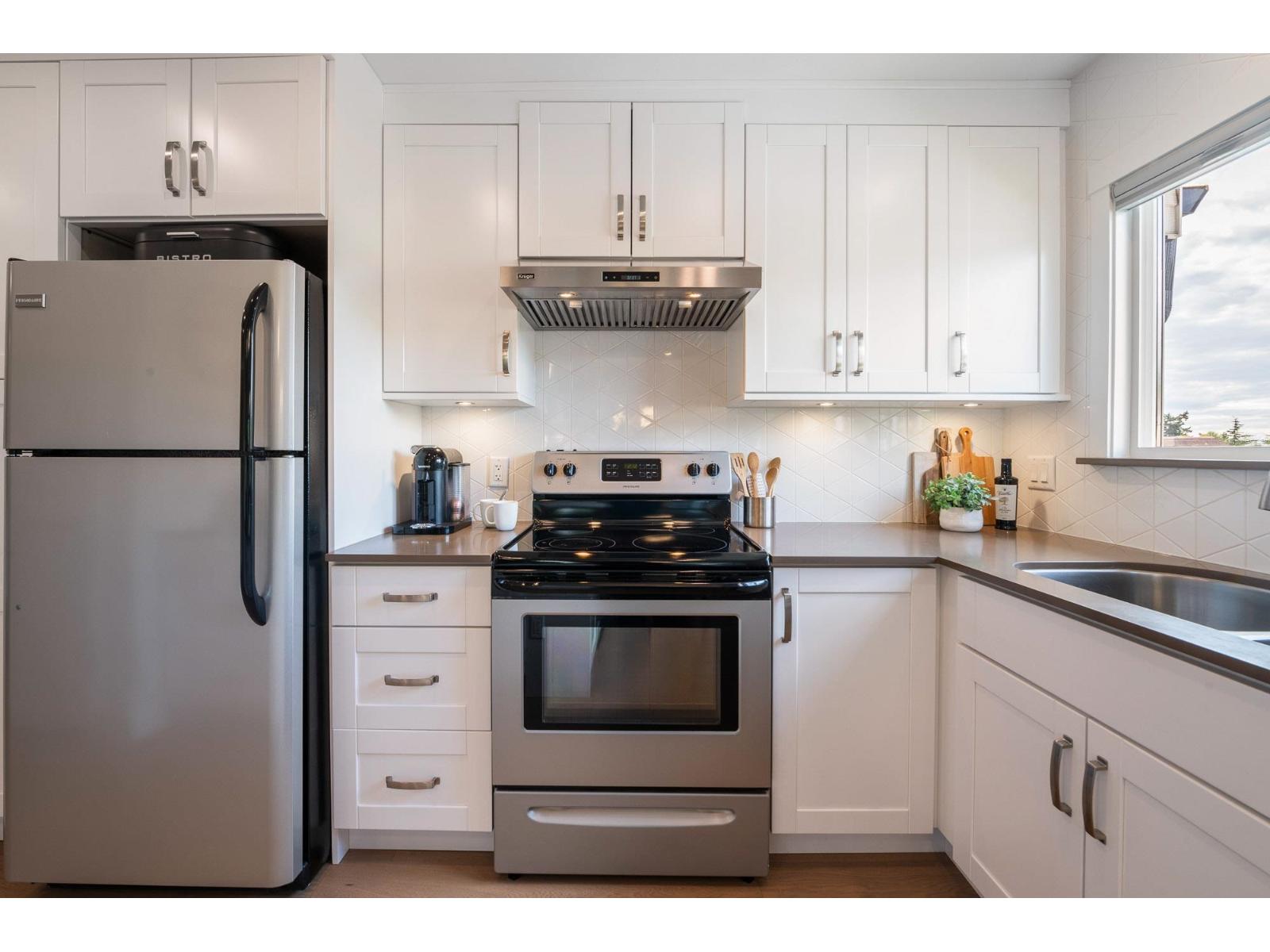 305 1390 MARTIN STREET, White Rock