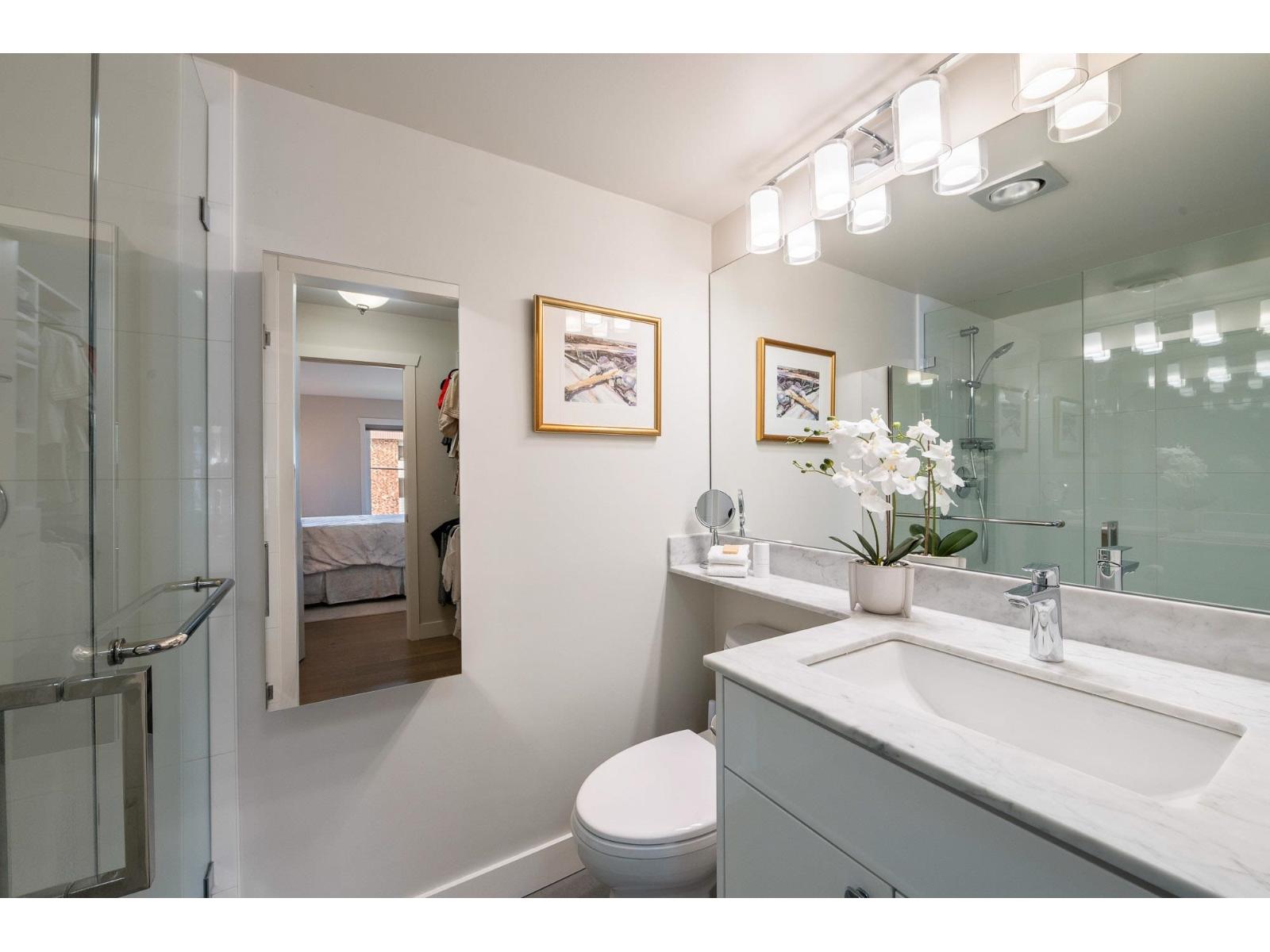 305 1390 MARTIN STREET, White Rock