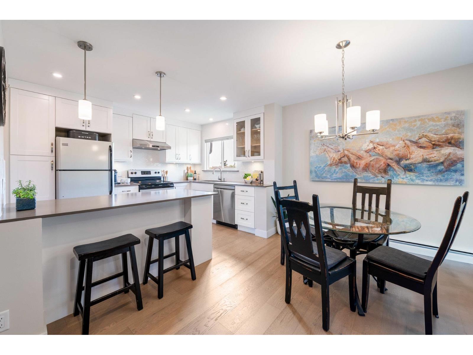 305 1390 MARTIN STREET, White Rock