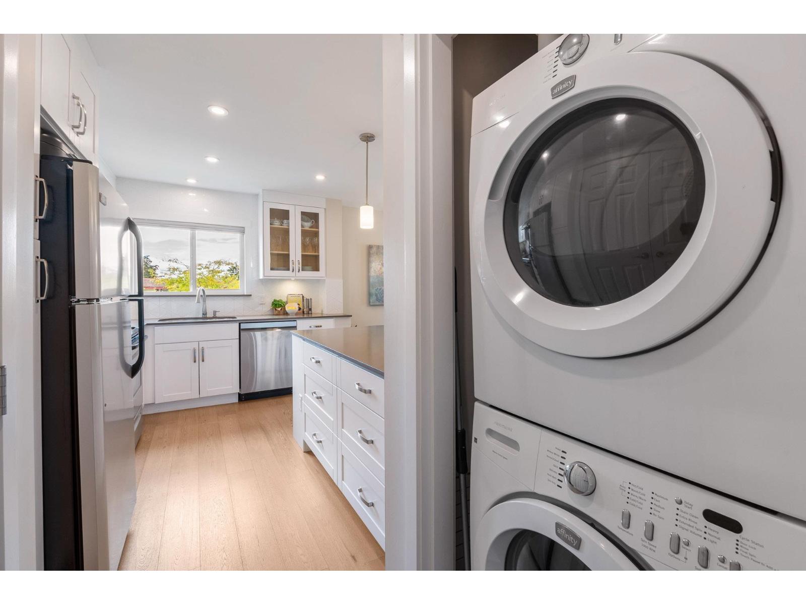 305 1390 MARTIN STREET, White Rock