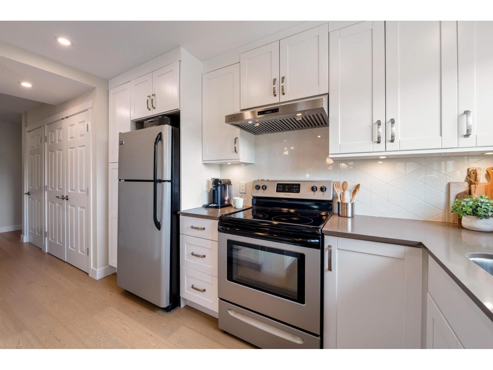 305 1390 MARTIN STREET, White Rock