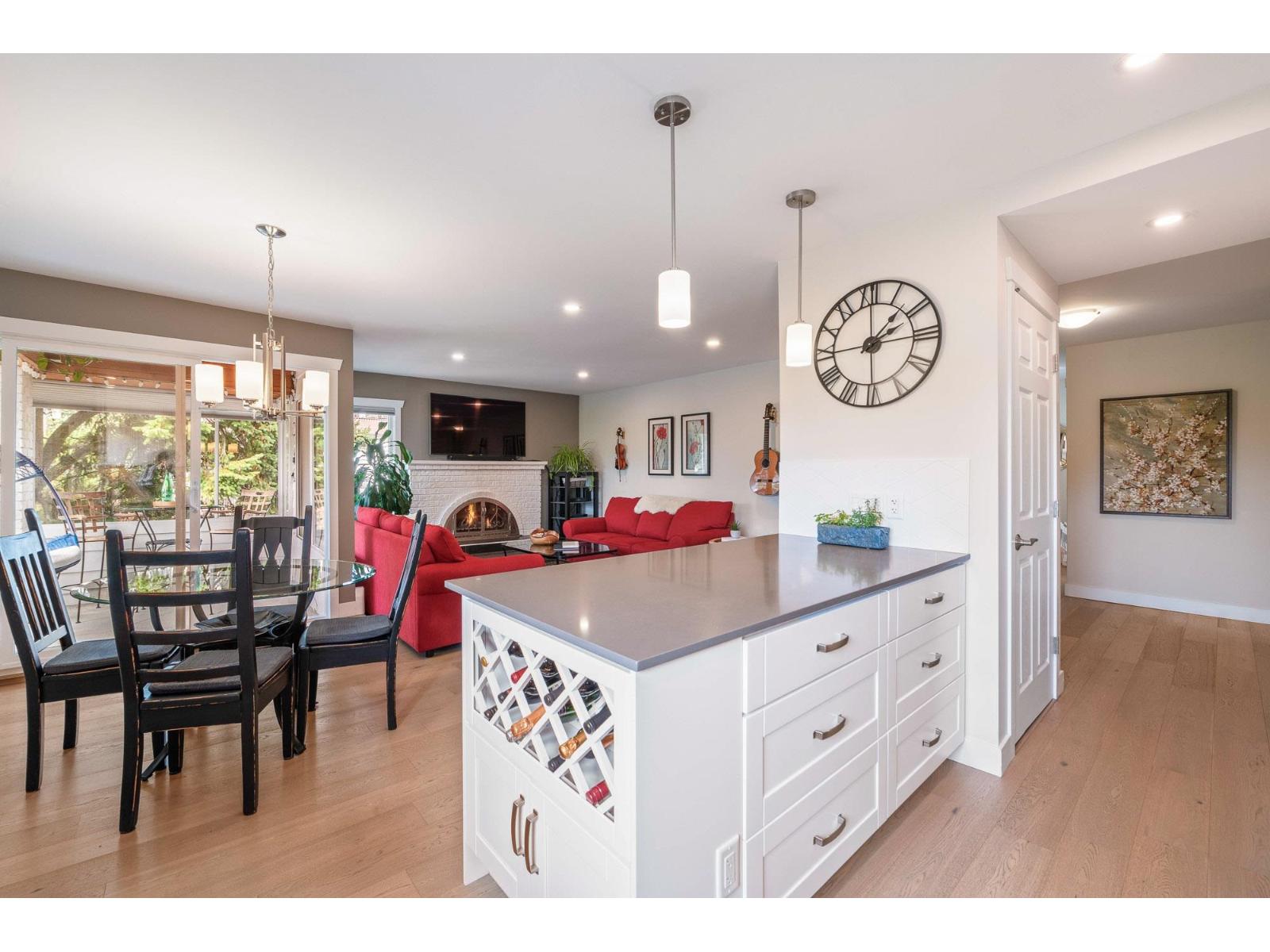 305 1390 MARTIN STREET, White Rock