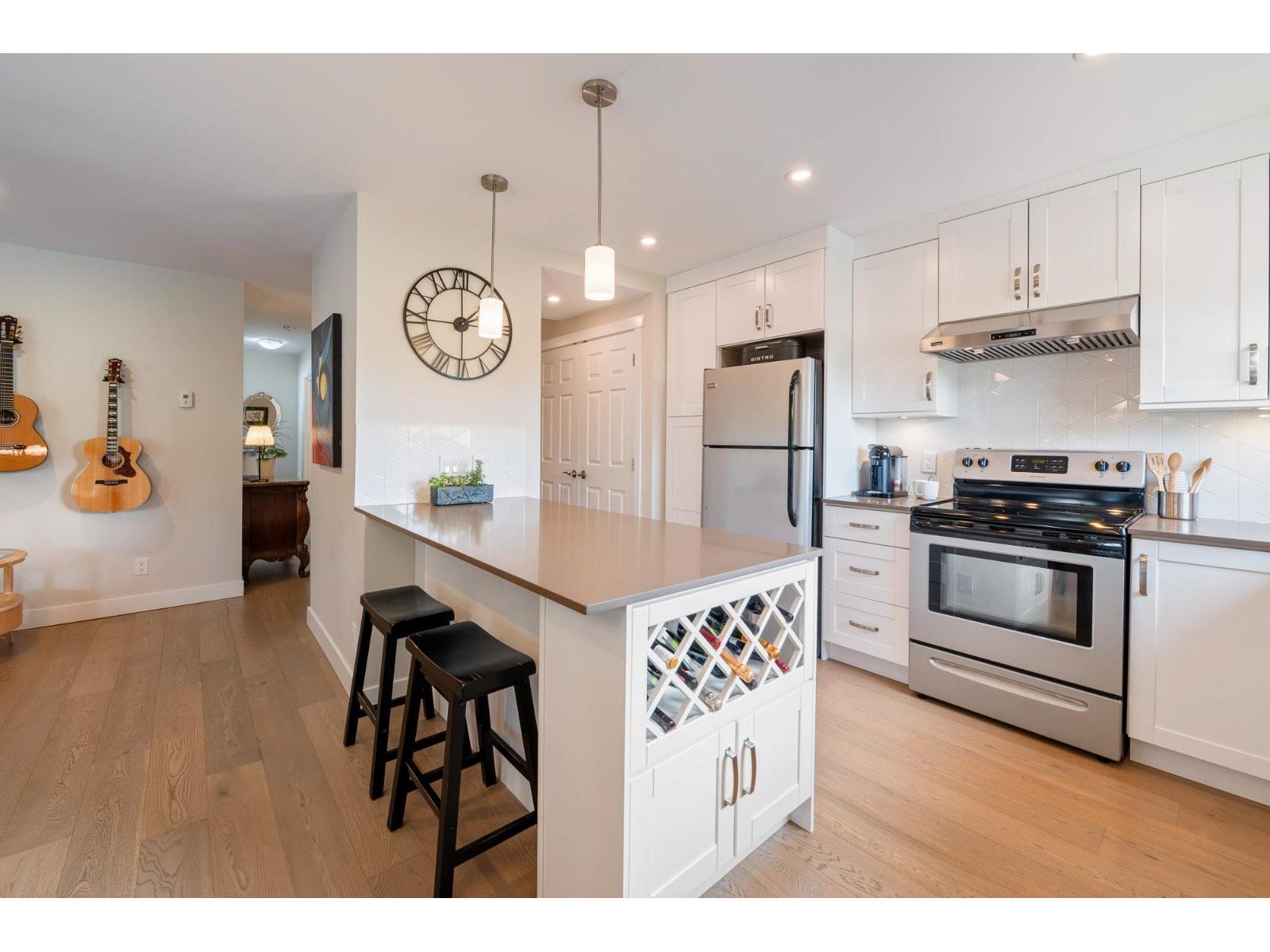 305 1390 MARTIN STREET, White Rock