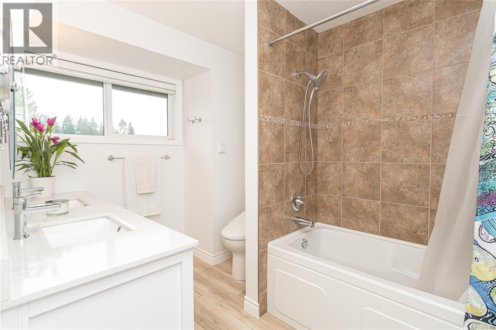 1221 Midiron Close, Qualicum Beach