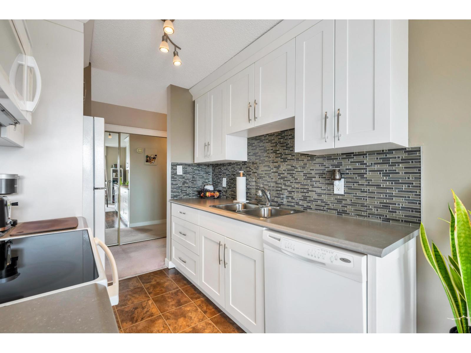 201 15265 ROPER AVENUE, White Rock