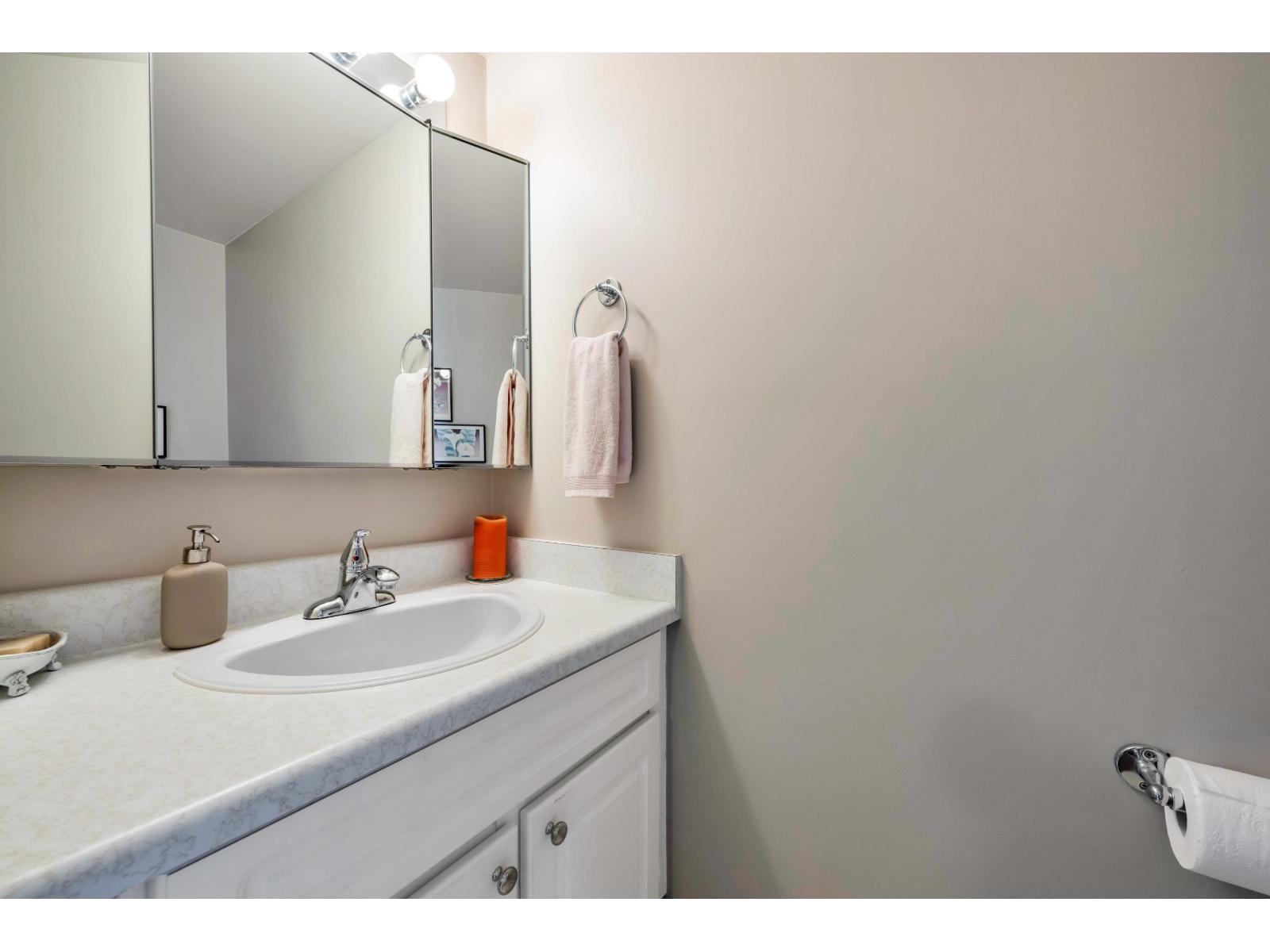 201 15265 ROPER AVENUE, White Rock