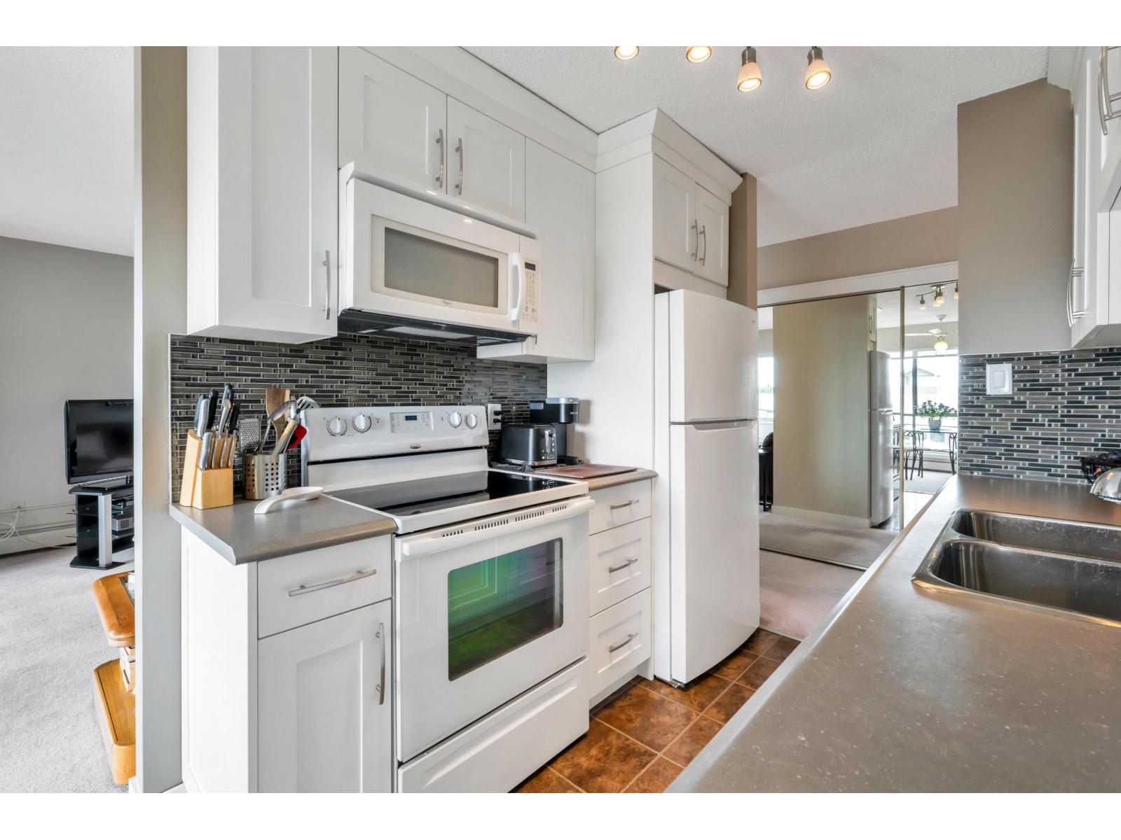 201 15265 ROPER AVENUE, White Rock