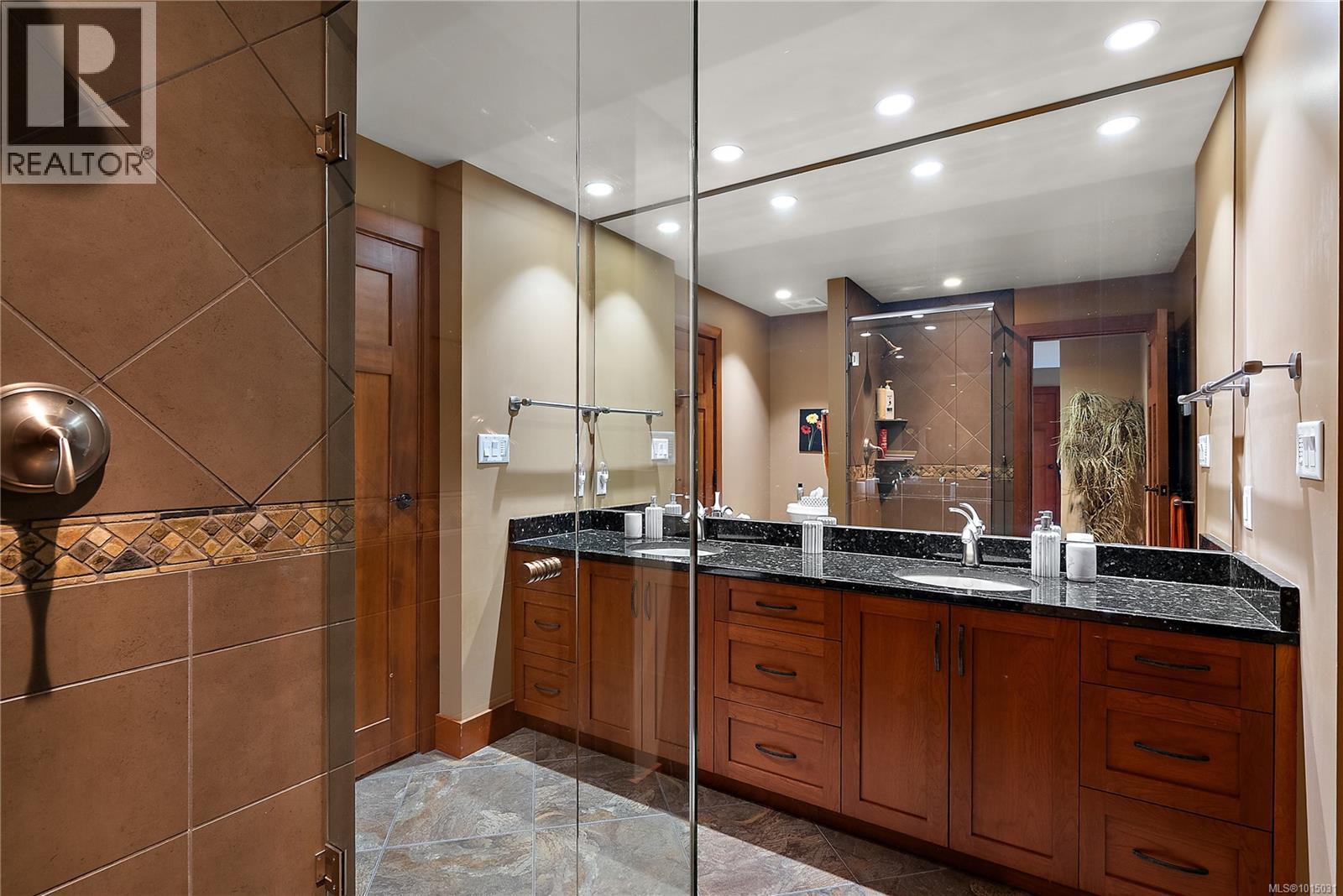  10206 Surfside Place, Sidney
