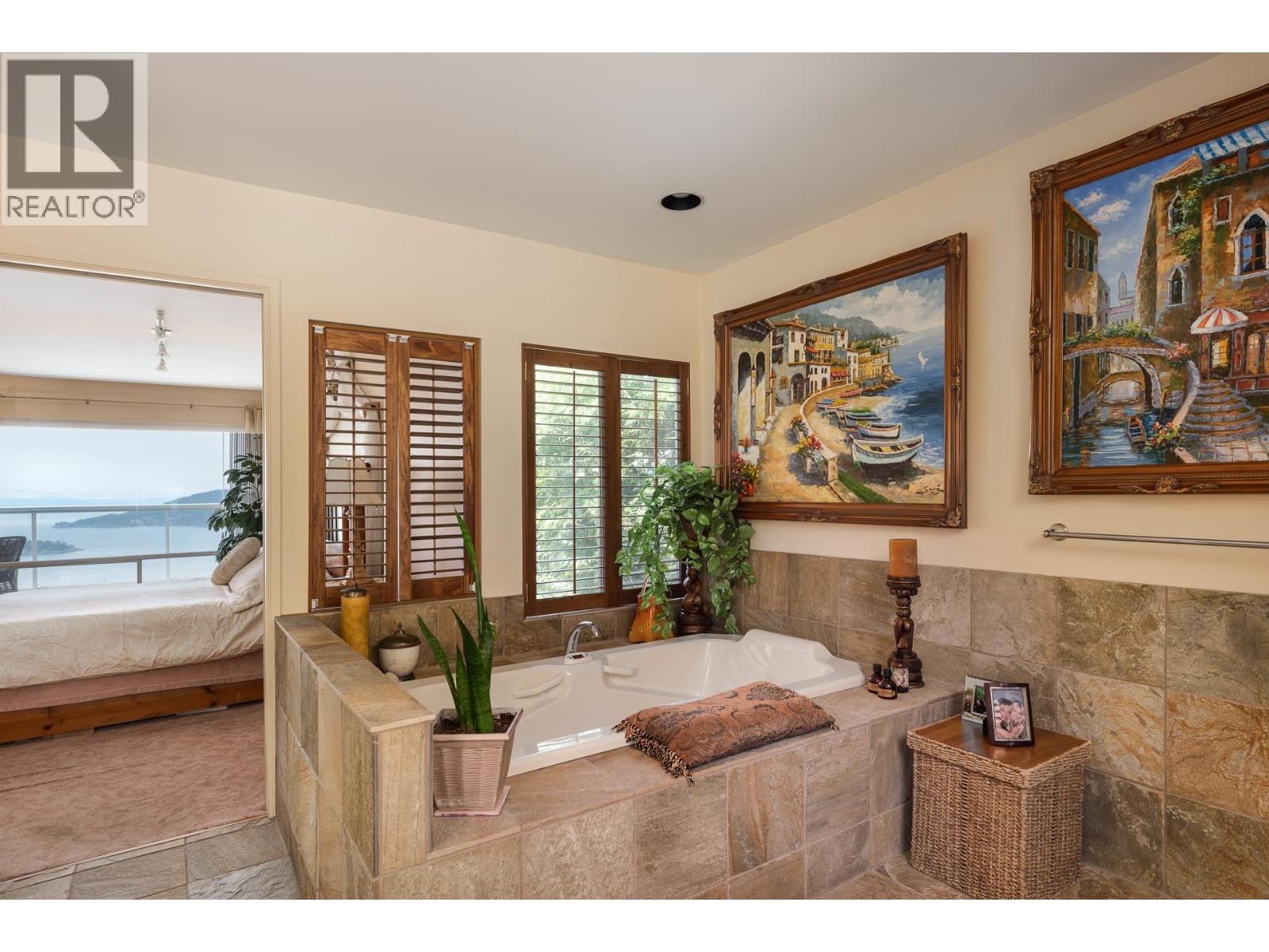 4729 WOODBURN ROAD, West Vancouver