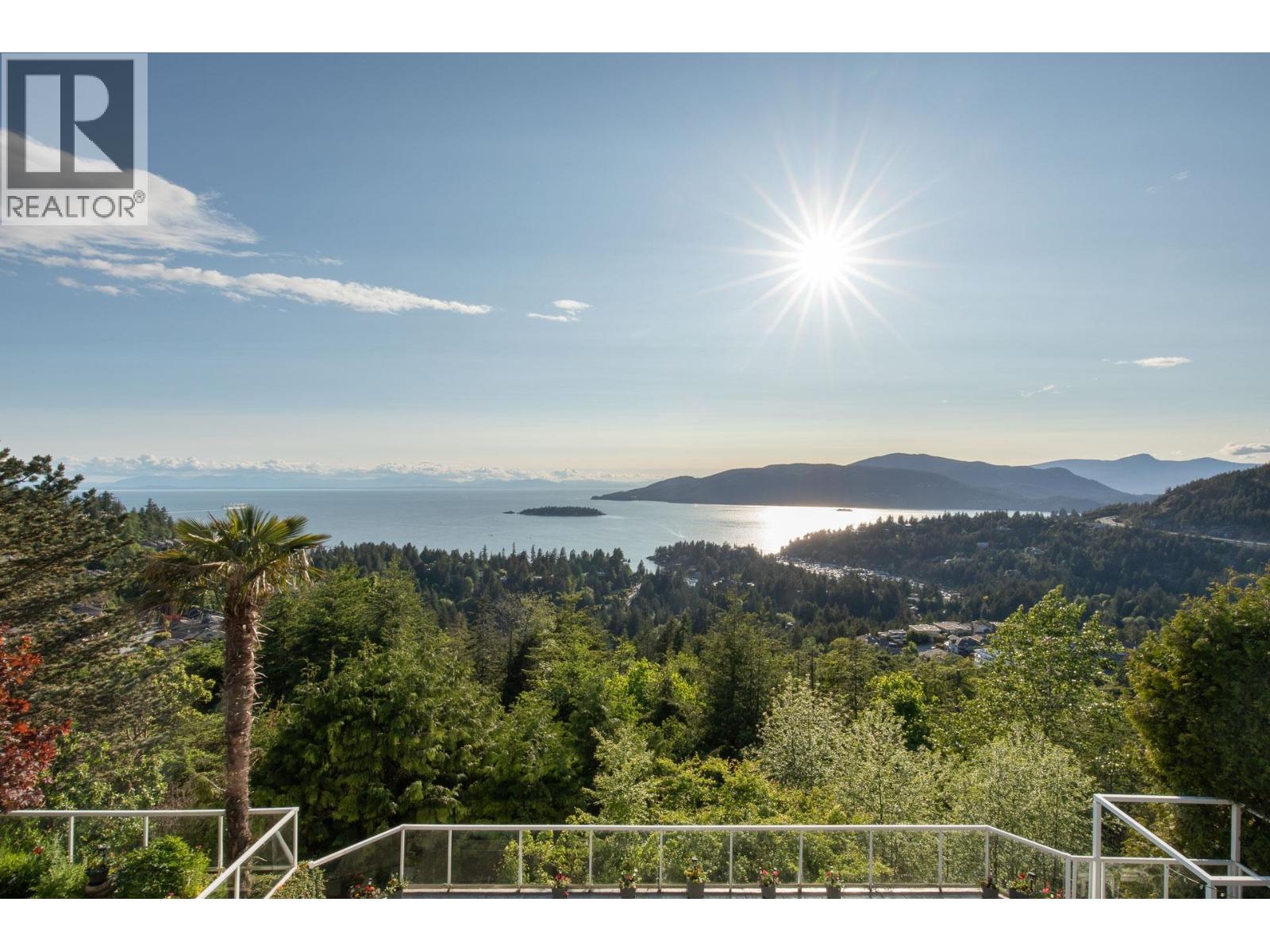 4729 WOODBURN ROAD, West Vancouver