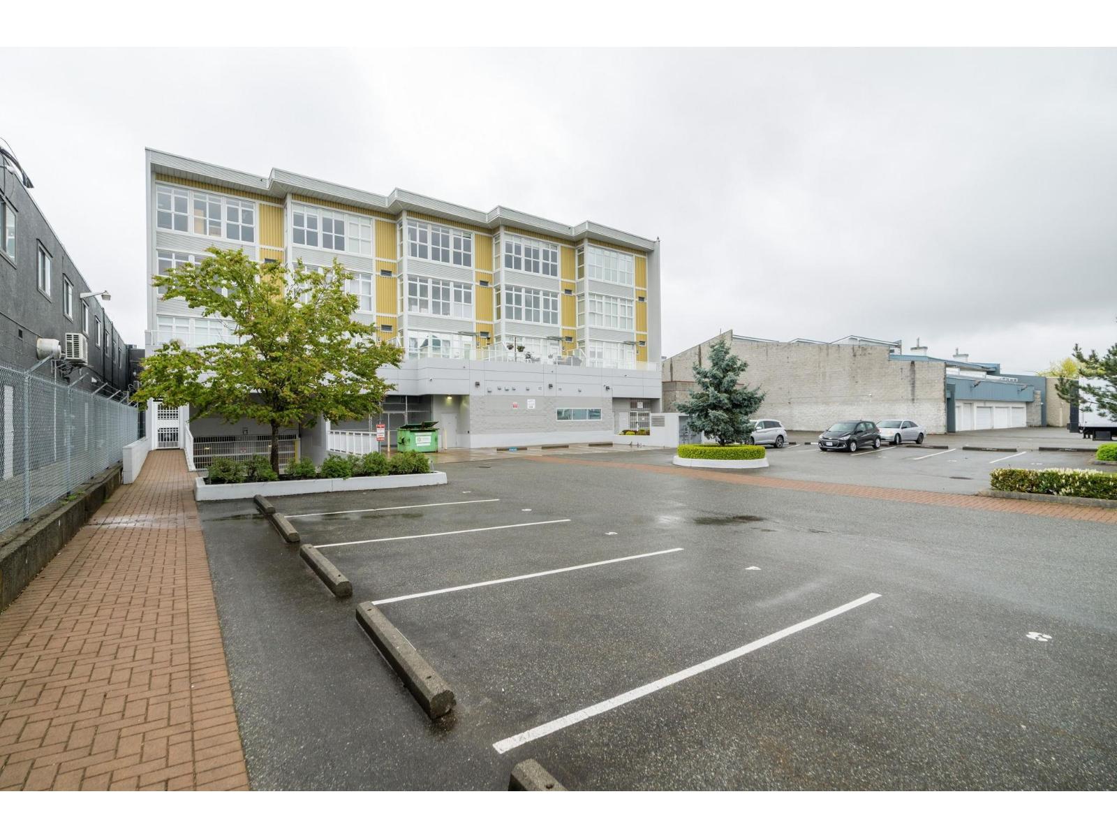 308 20238 FRASER HIGHWAY, Langley