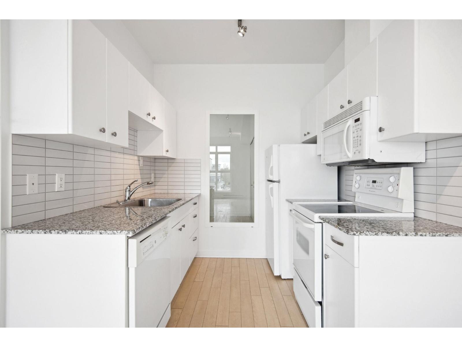 308 20238 FRASER HIGHWAY, Langley