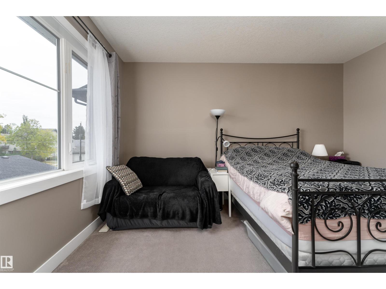 10706 67 AV NW, Edmonton