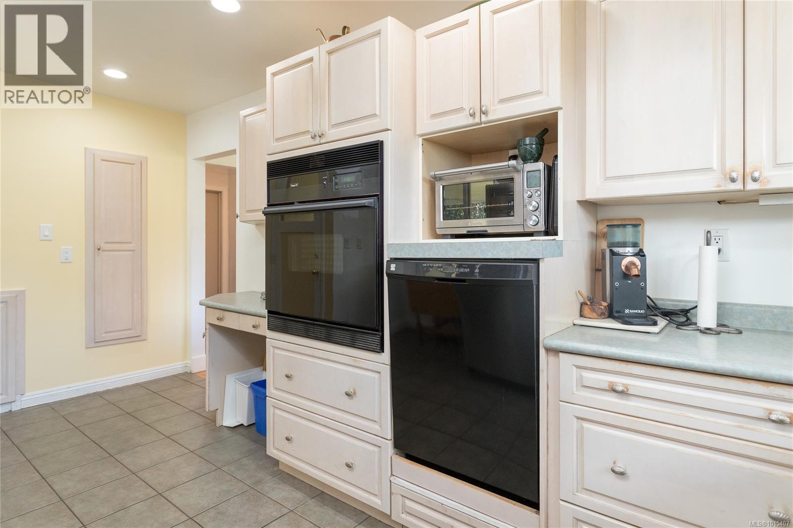  3100 Woodburn Avenue, Oak Bay