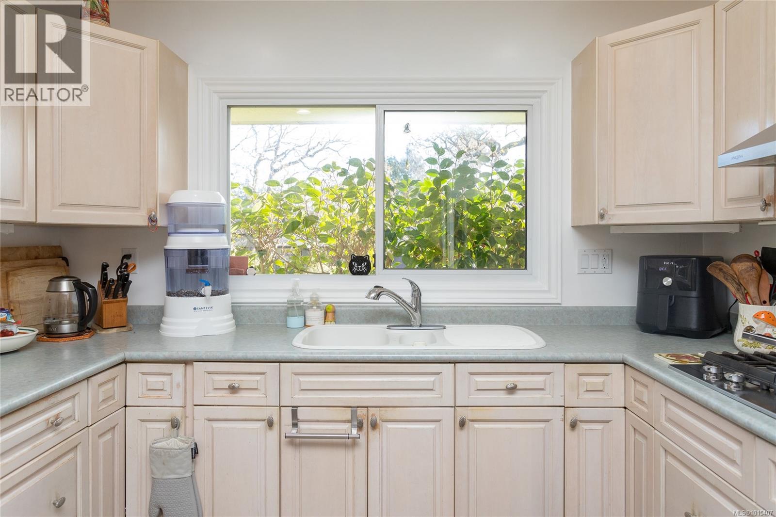  3100 Woodburn Avenue, Oak Bay