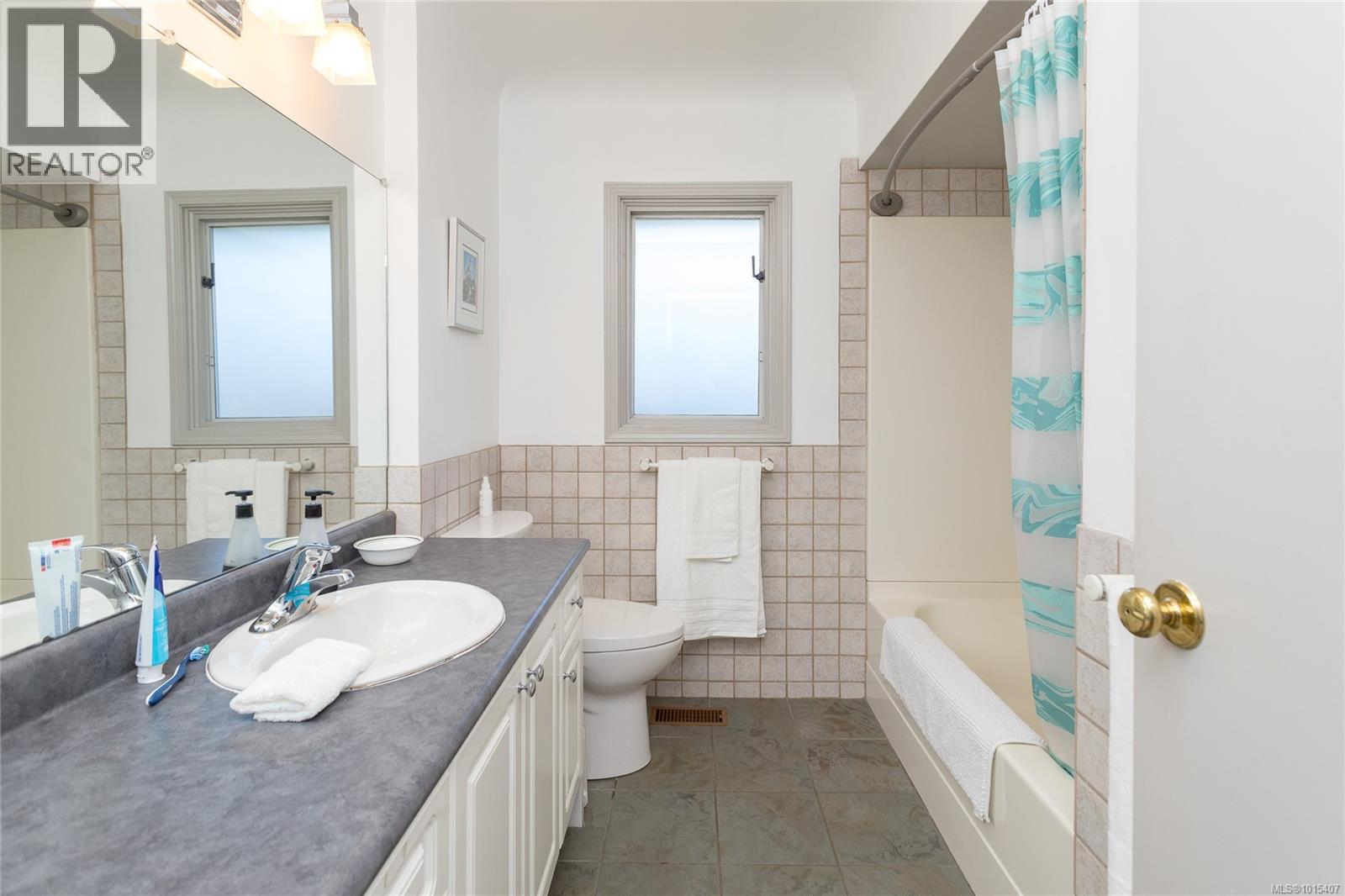  3100 Woodburn Avenue, Oak Bay