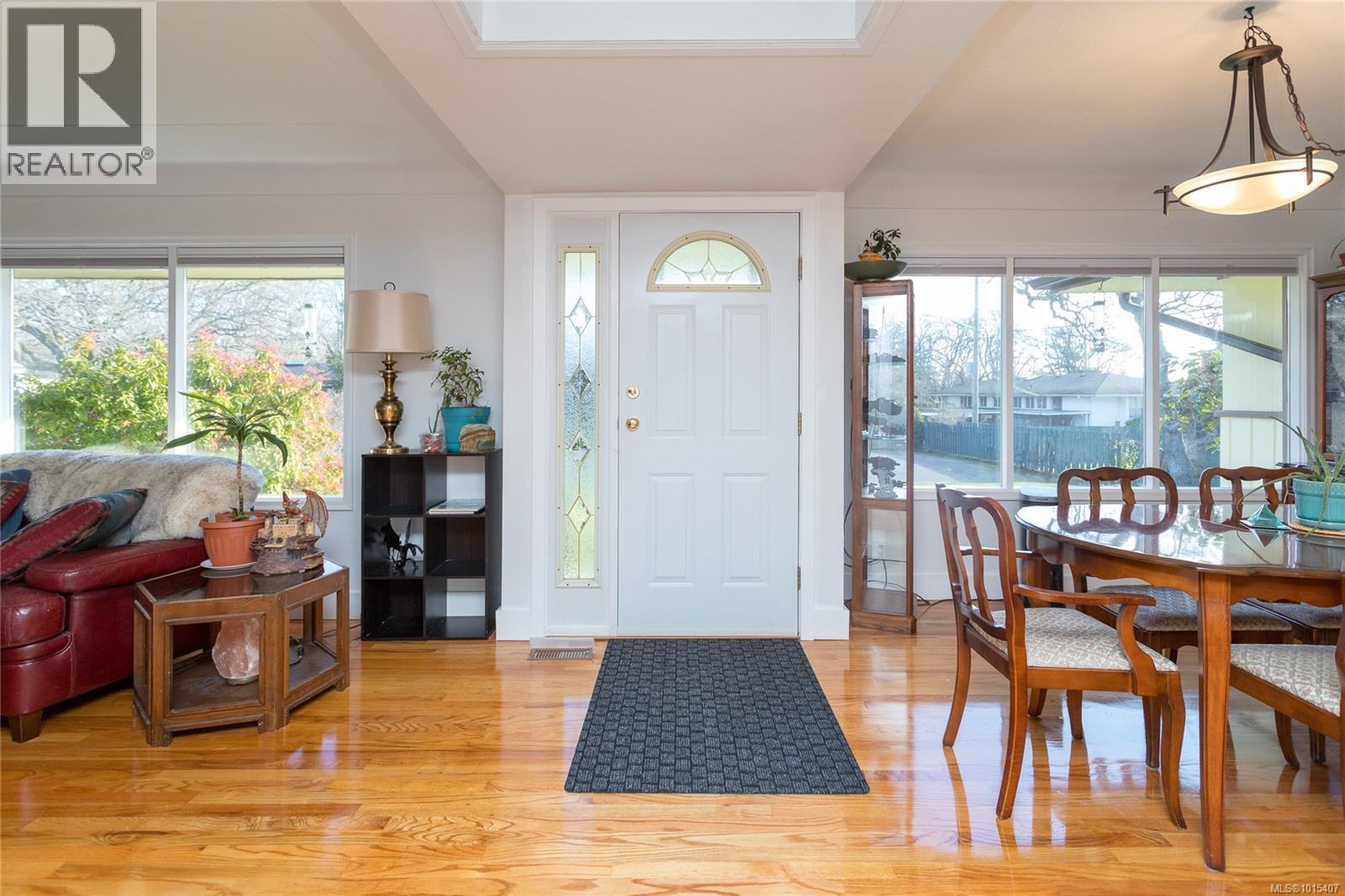  3100 Woodburn Avenue, Oak Bay