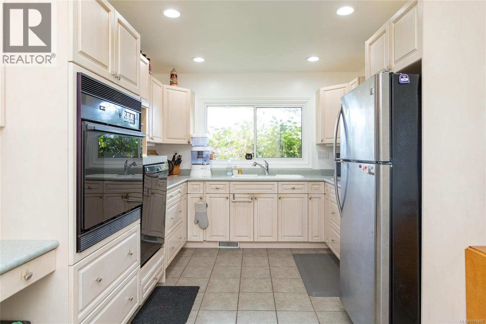  3100 Woodburn Avenue, Oak Bay