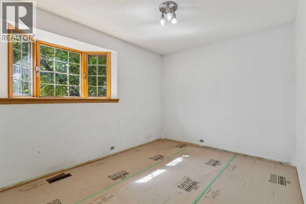 Single Family House Bungalow for Sale in  Vienna Drive NW Varsity Calgary 