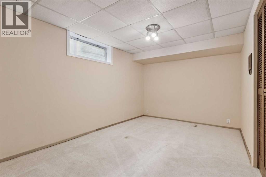 Single Family House Bungalow for Sale in  Vienna Drive NW Varsity Calgary 