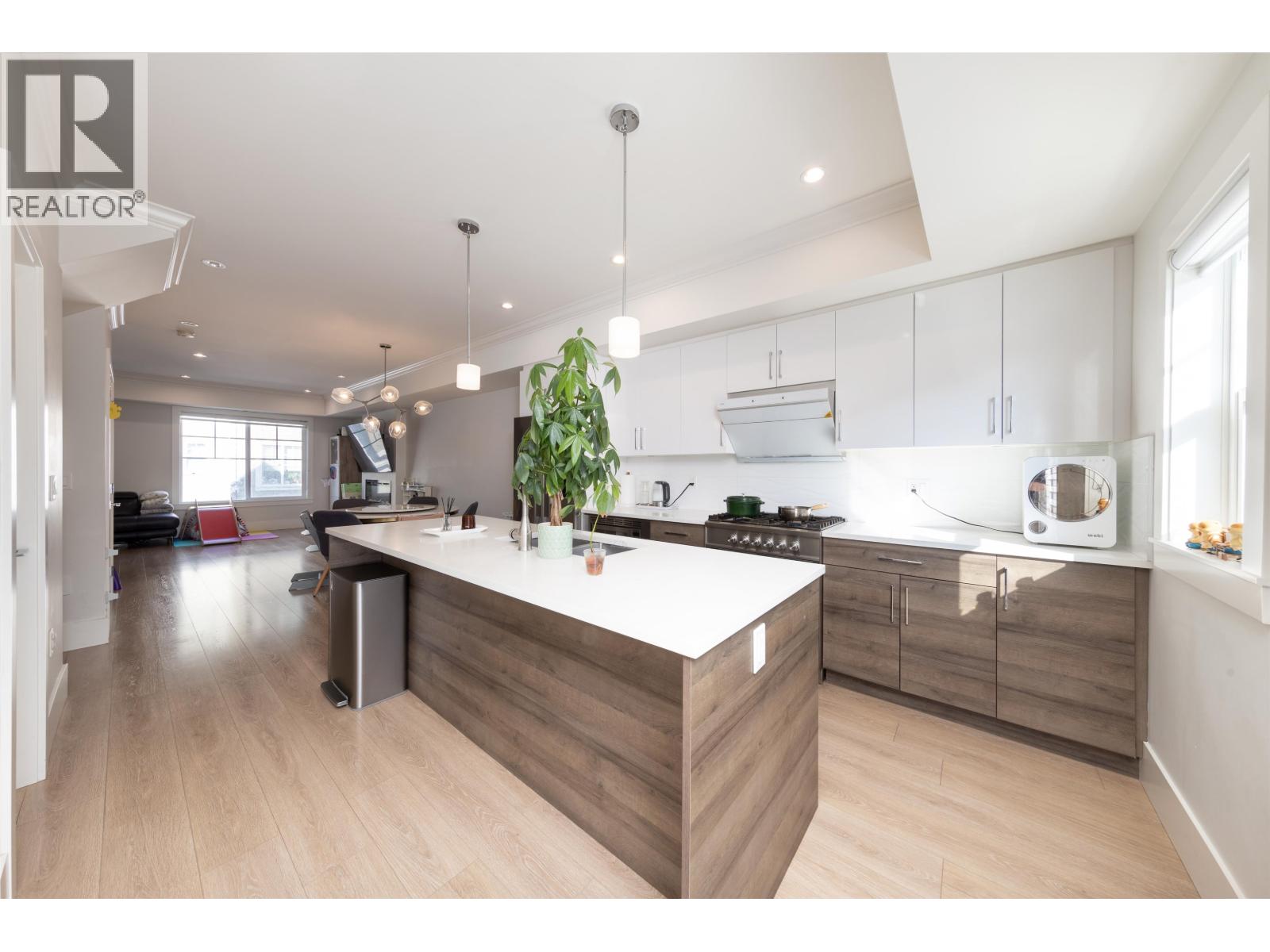 9 9211 MCKIM WAY, Richmond