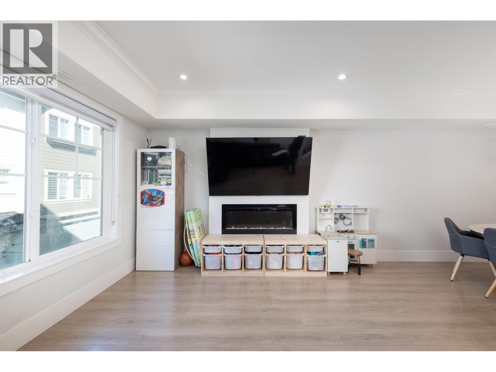 9 9211 MCKIM WAY, Richmond