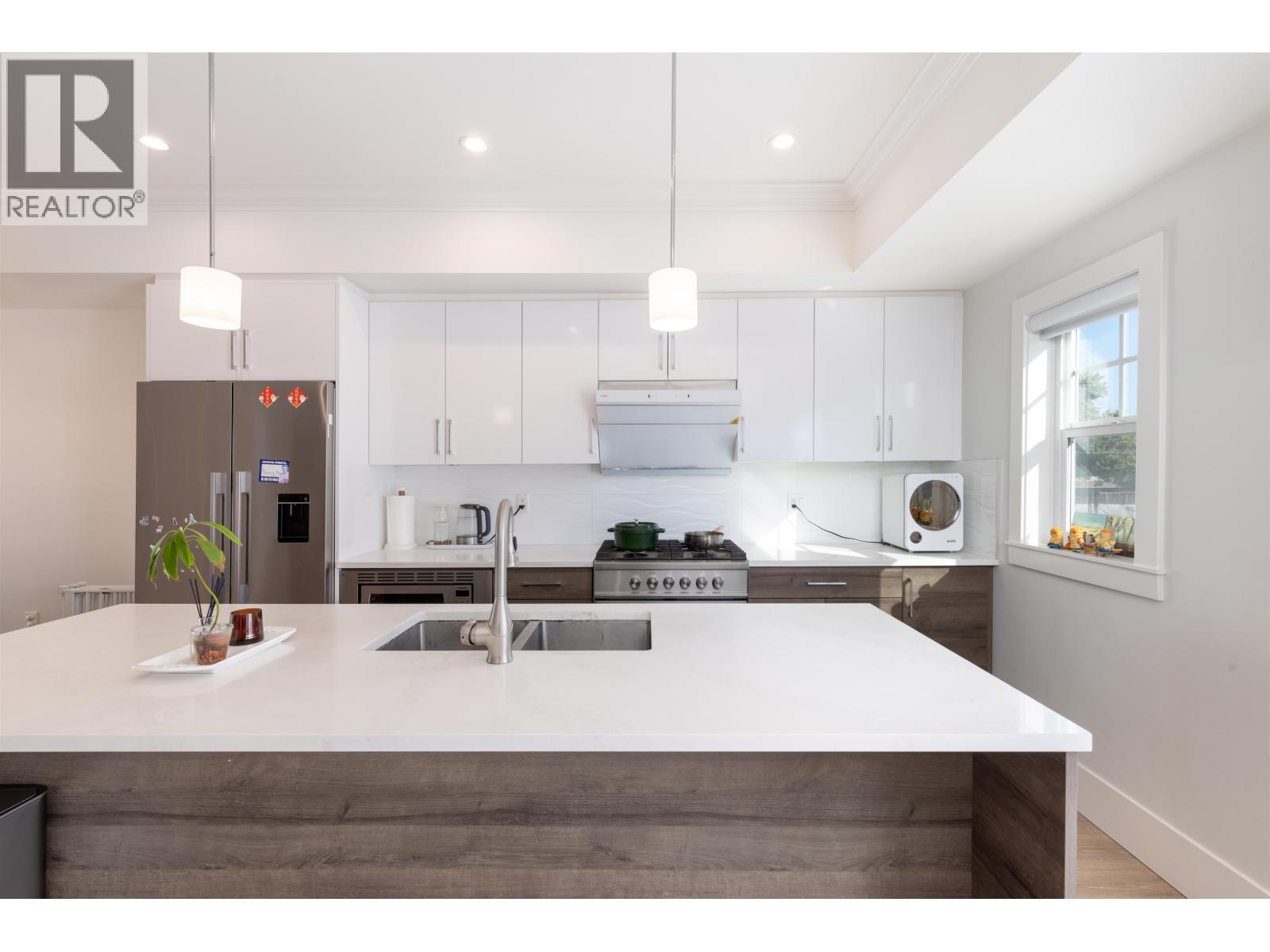 9 9211 MCKIM WAY, Richmond