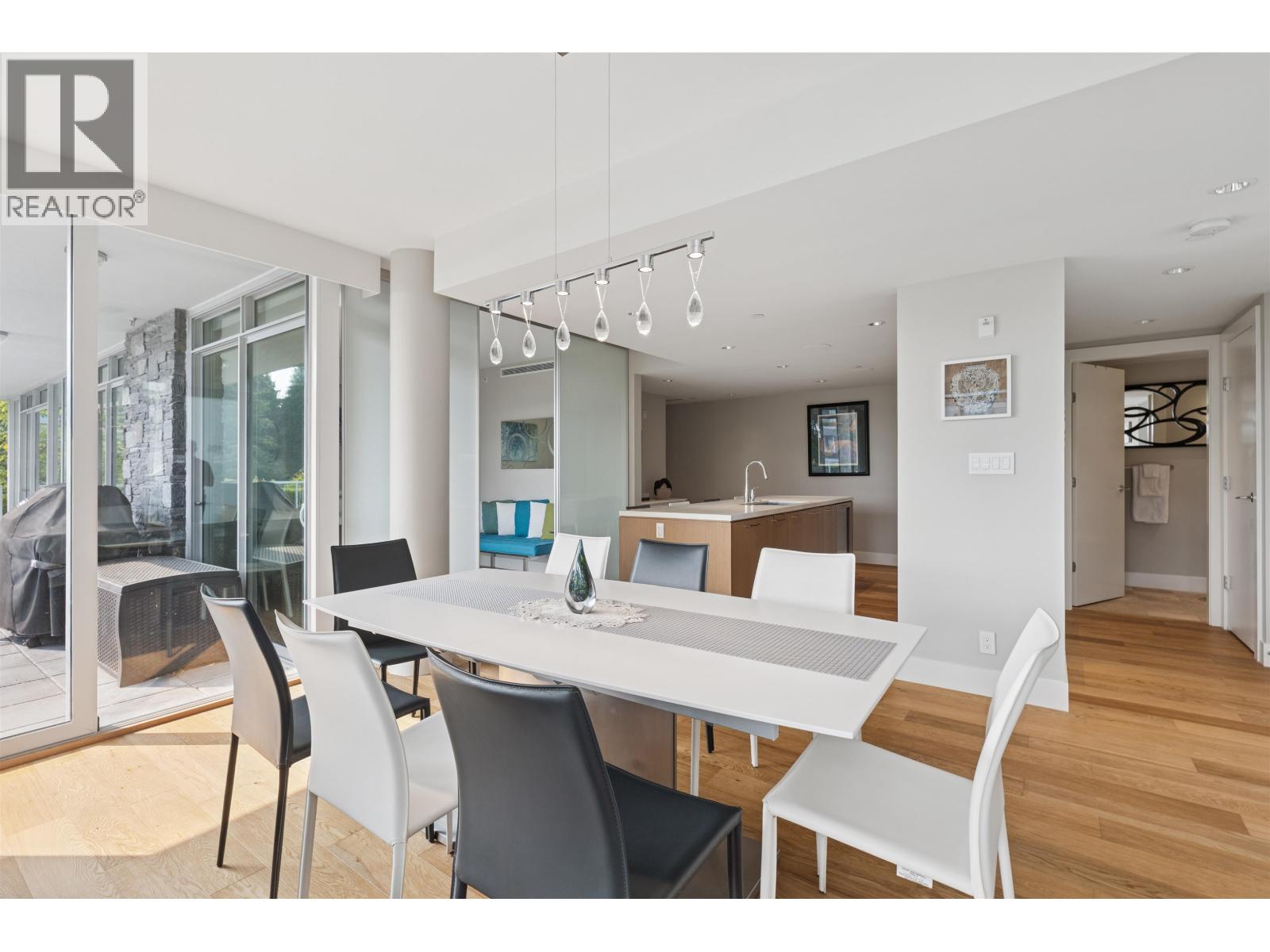 201 908 KEITH ROAD, West Vancouver