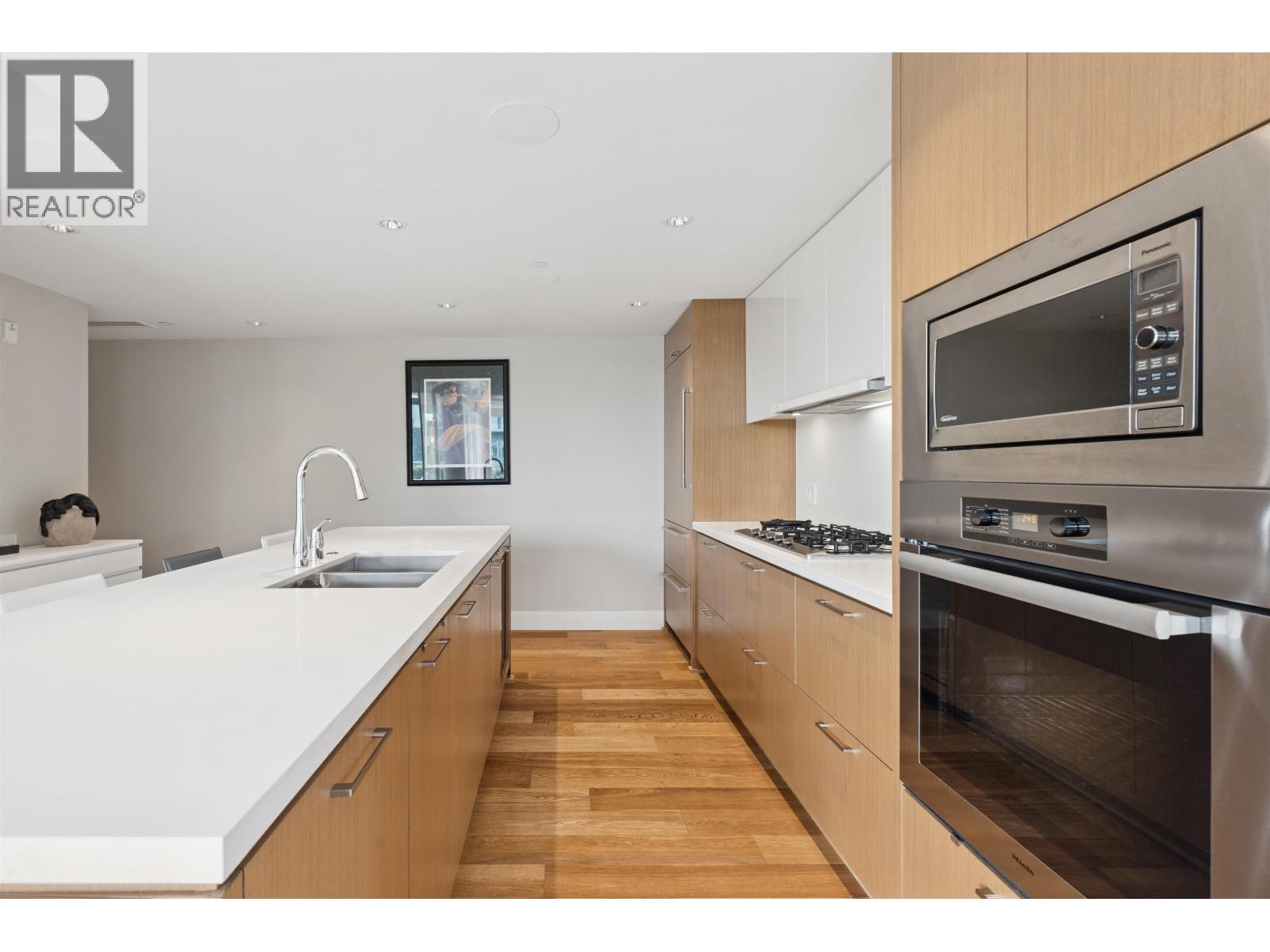 201 908 KEITH ROAD, West Vancouver