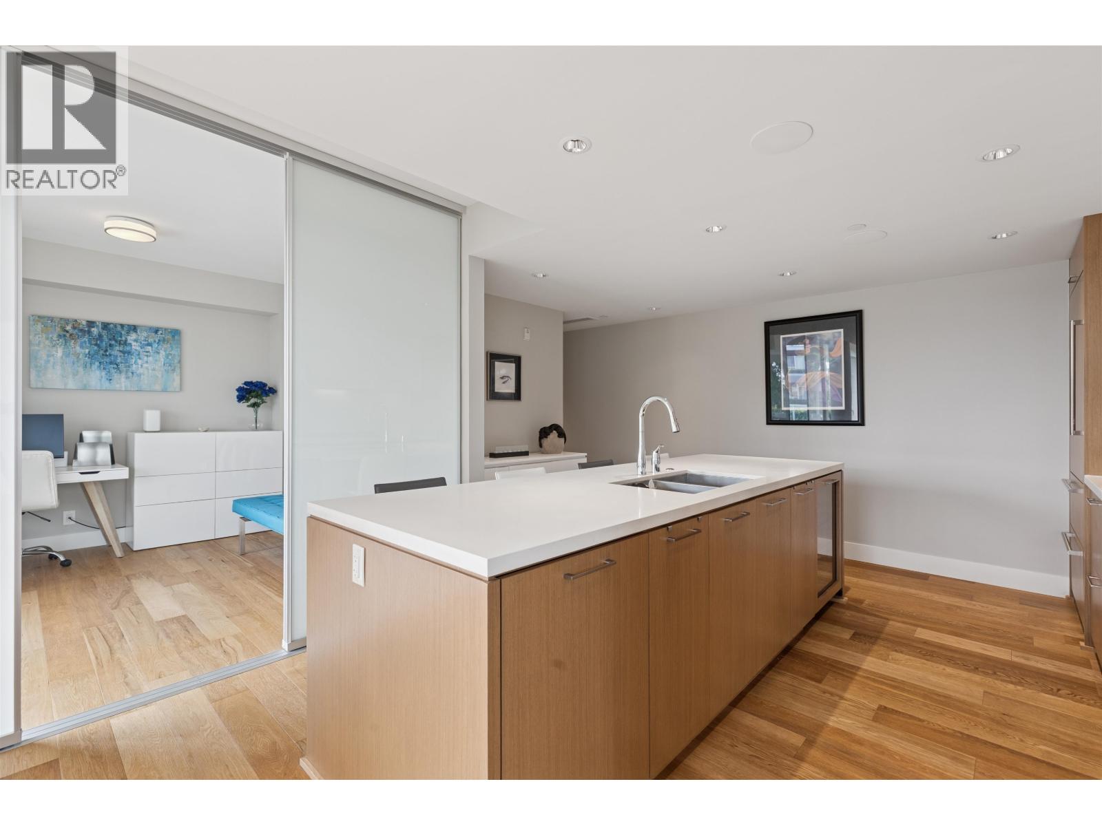 201 908 KEITH ROAD, West Vancouver