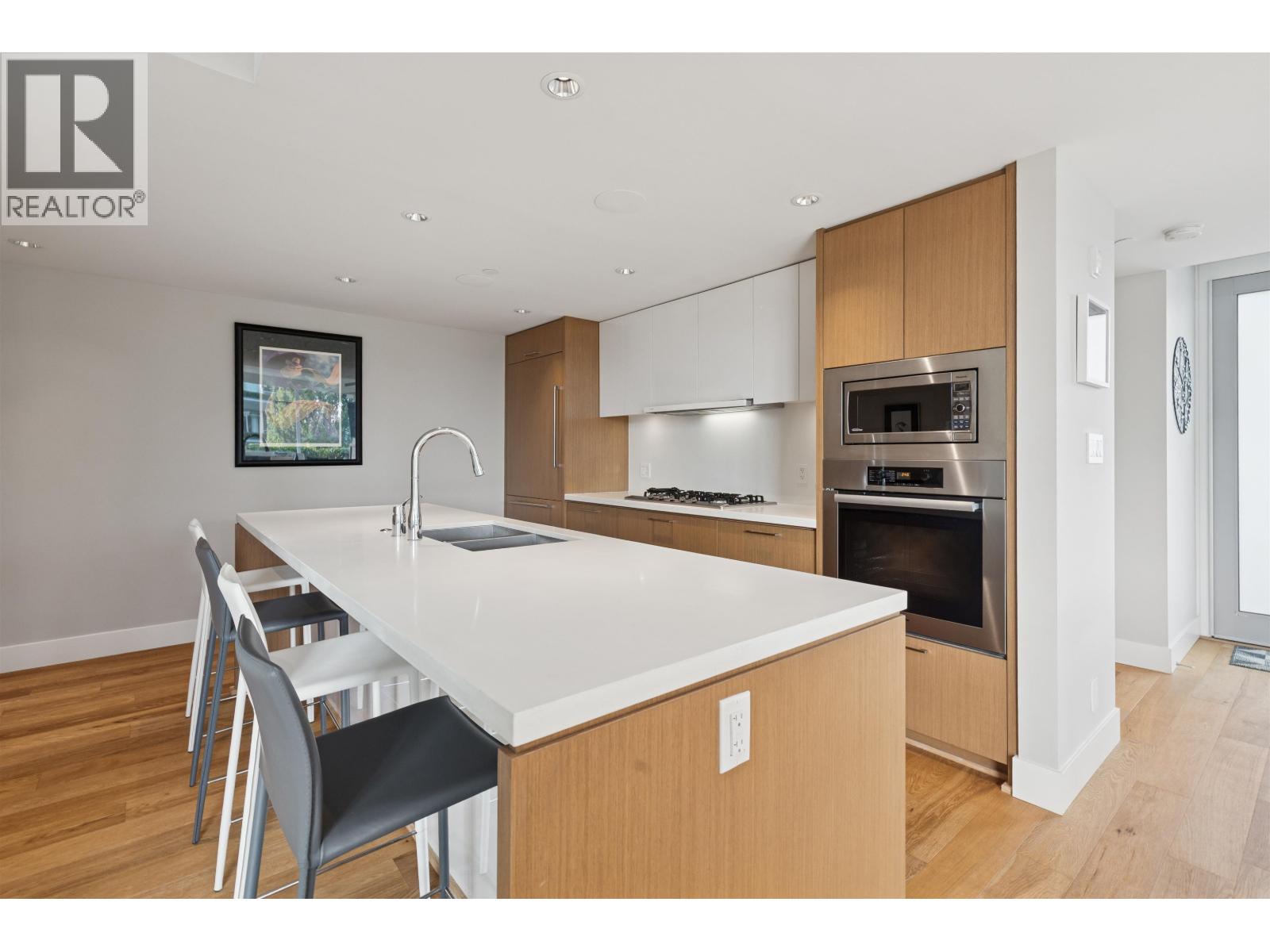 201 908 KEITH ROAD, West Vancouver