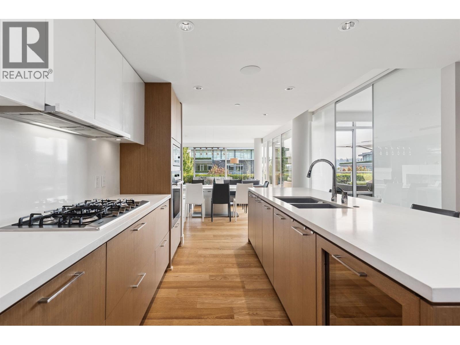 201 908 KEITH ROAD, West Vancouver